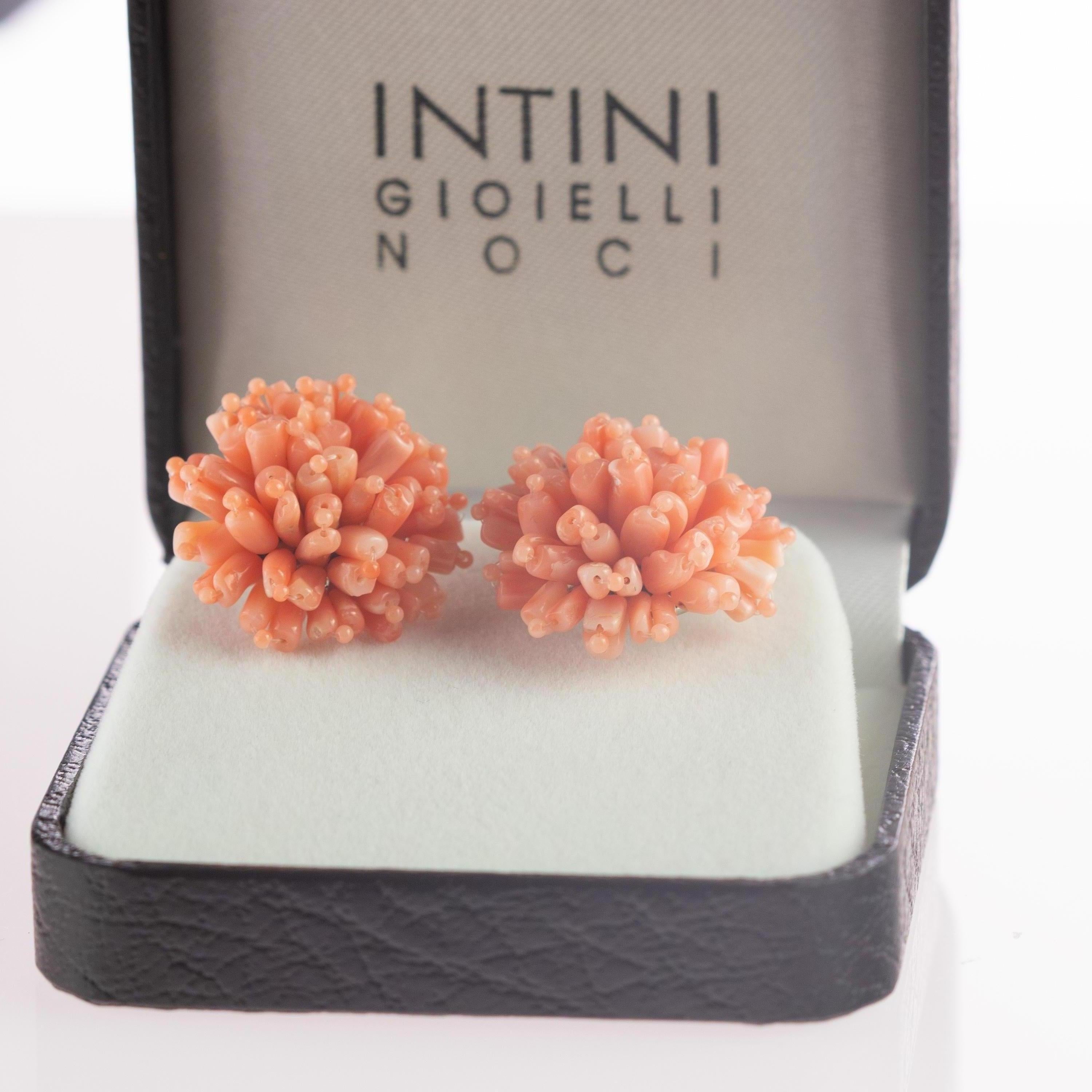 Handgefertigte Cocktail-Ohrclips in Rosa mit mediterraner Koralle und Blume vontini Jewels (Art nouveau) im Angebot