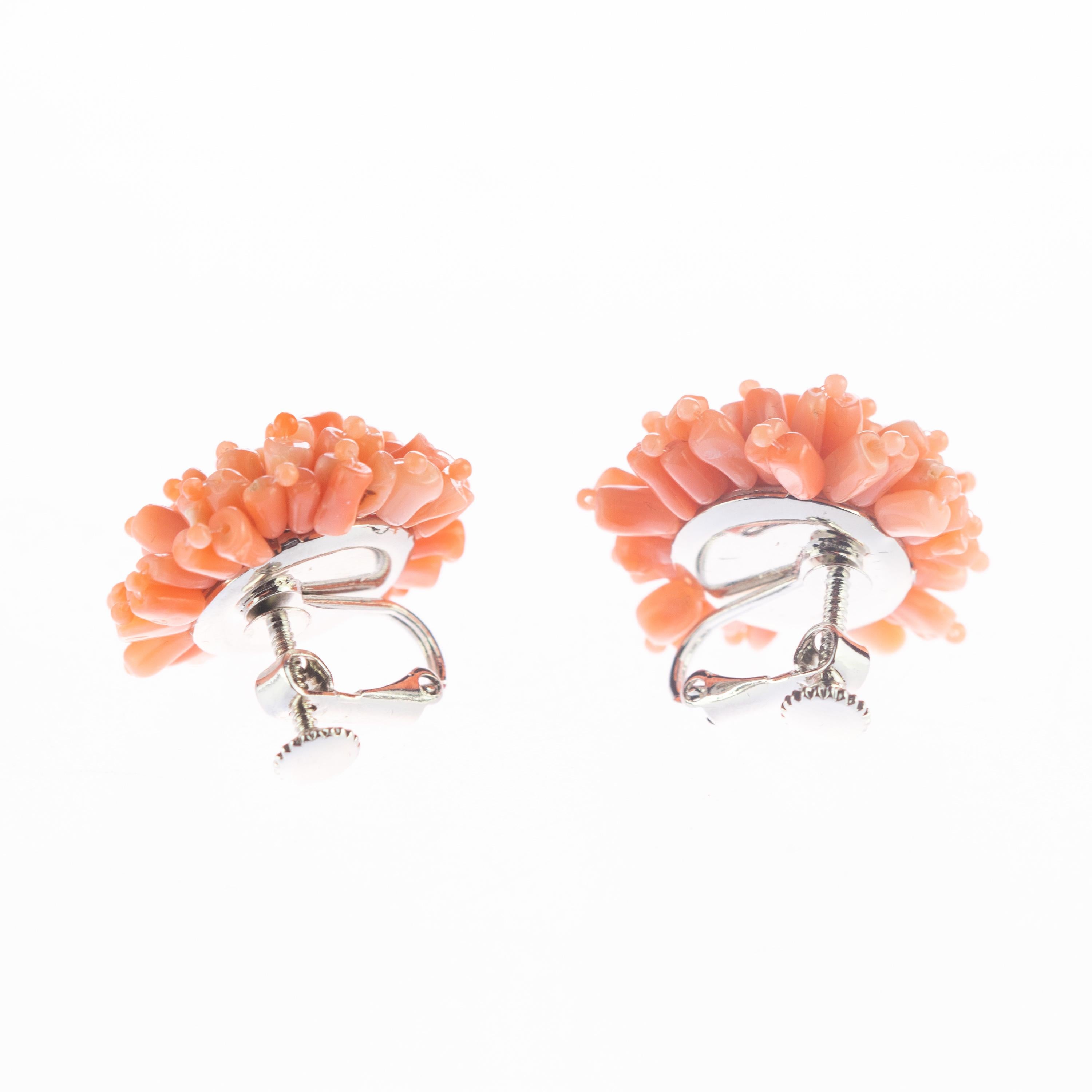 Handgefertigte Cocktail-Ohrclips in Rosa mit mediterraner Koralle und Blume vontini Jewels im Zustand „Neu“ im Angebot in Milano, IT