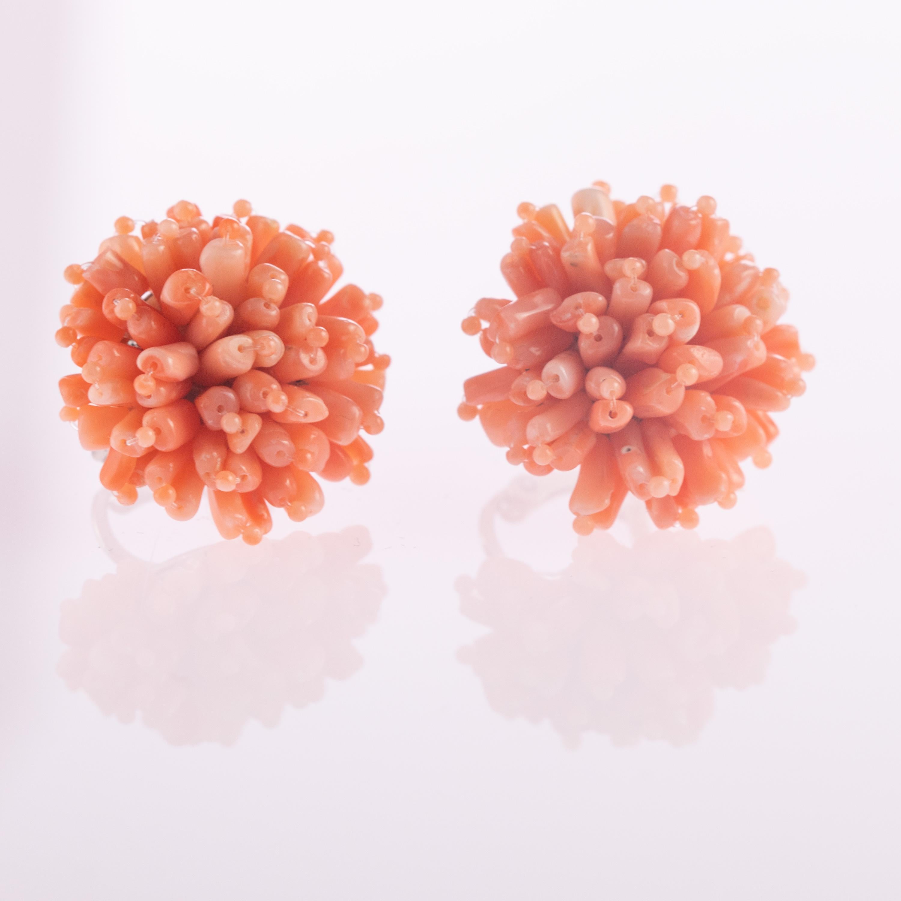 Handgefertigte Cocktail-Ohrclips in Rosa mit mediterraner Koralle und Blume vontini Jewels Damen im Angebot