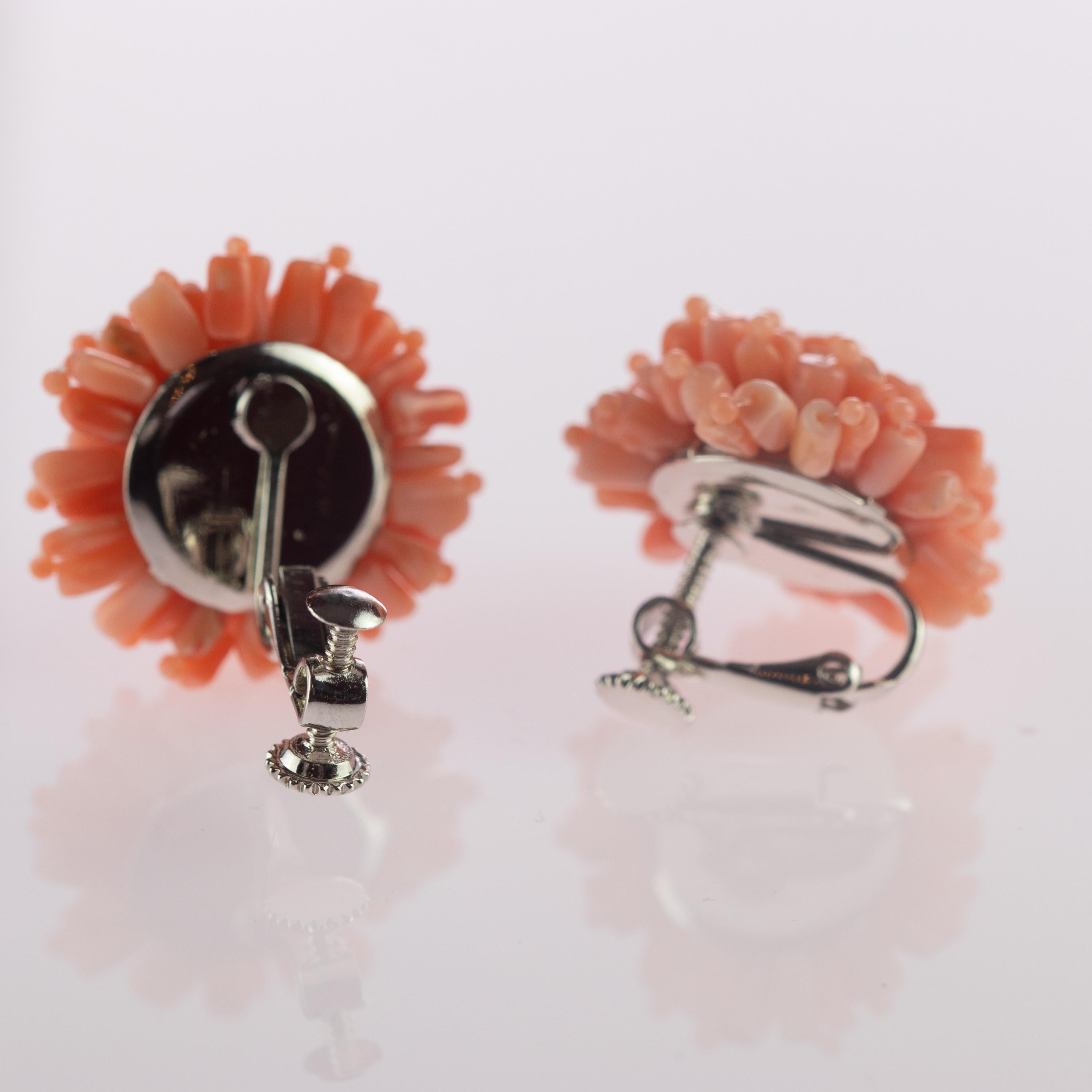 Handgefertigte Cocktail-Ohrclips in Rosa mit mediterraner Koralle und Blume vontini Jewels im Angebot 1