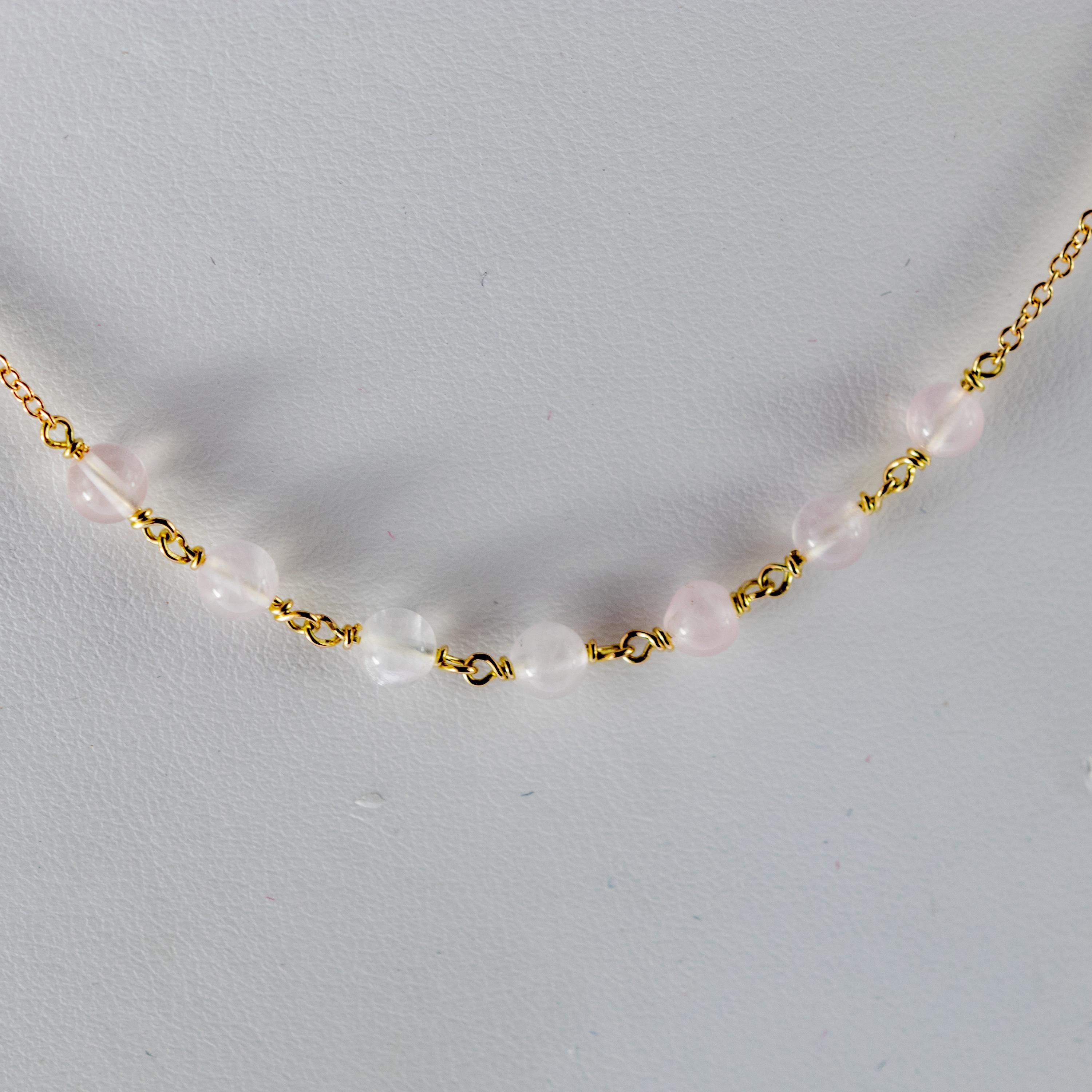 Meravigliosa collana con sfere di puro quarzo rosa grezzo, per un fascino luminoso e unico. Gioiello luminoso con gioielli preziosi naturali su un'elegante montatura in oro giallo 9 carati. 
 
Un elegante tocco di glamour a portata di mano. Lasciati