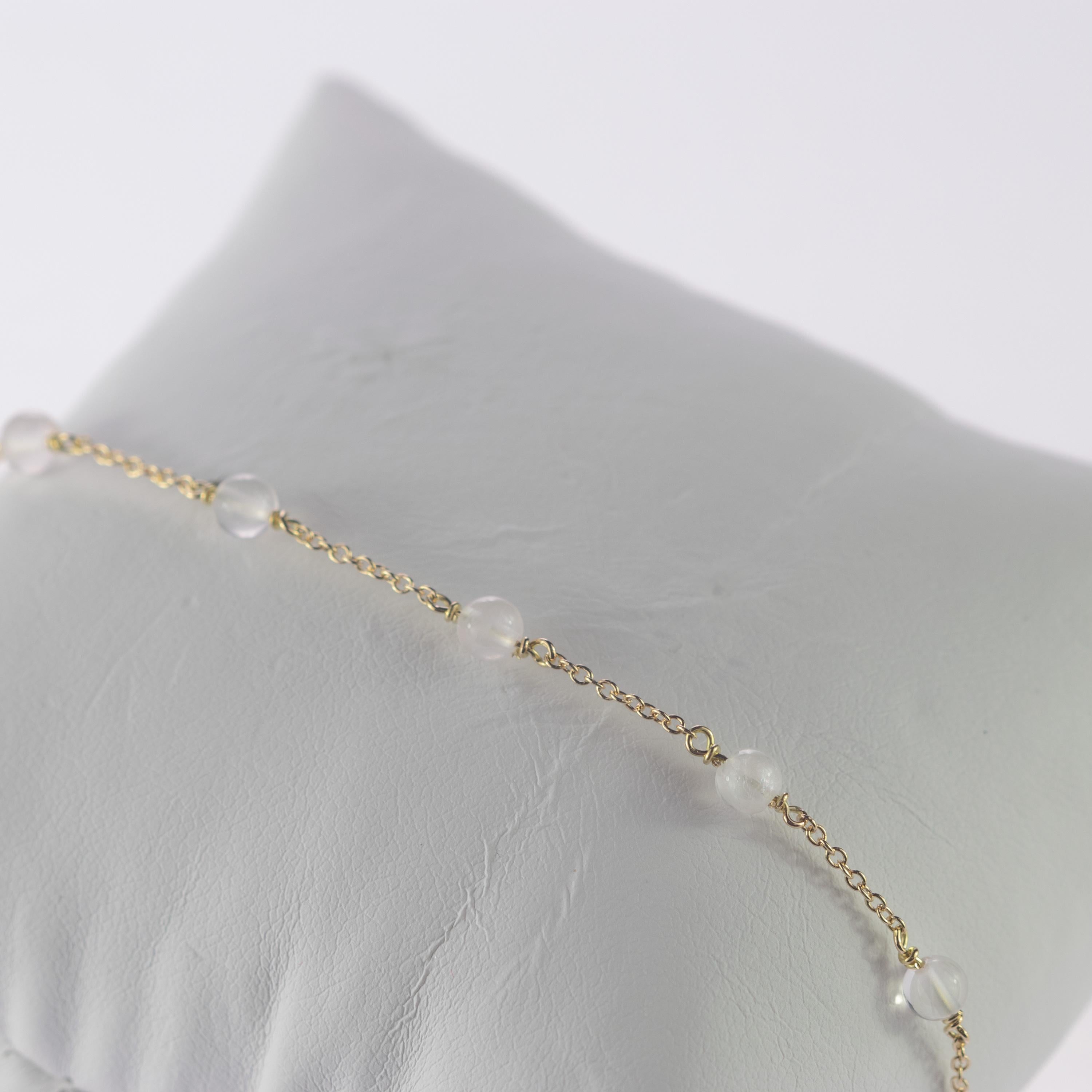 Merveilleux bracelet mettant en scène des sphères brutes en quartz rose pur, pour un charme lumineux et unique. Bijou lumineux avec des pierres précieuses naturelles sur une élégante monture en plaqué or. Bracelet de cheville et bracelet.
 
Une