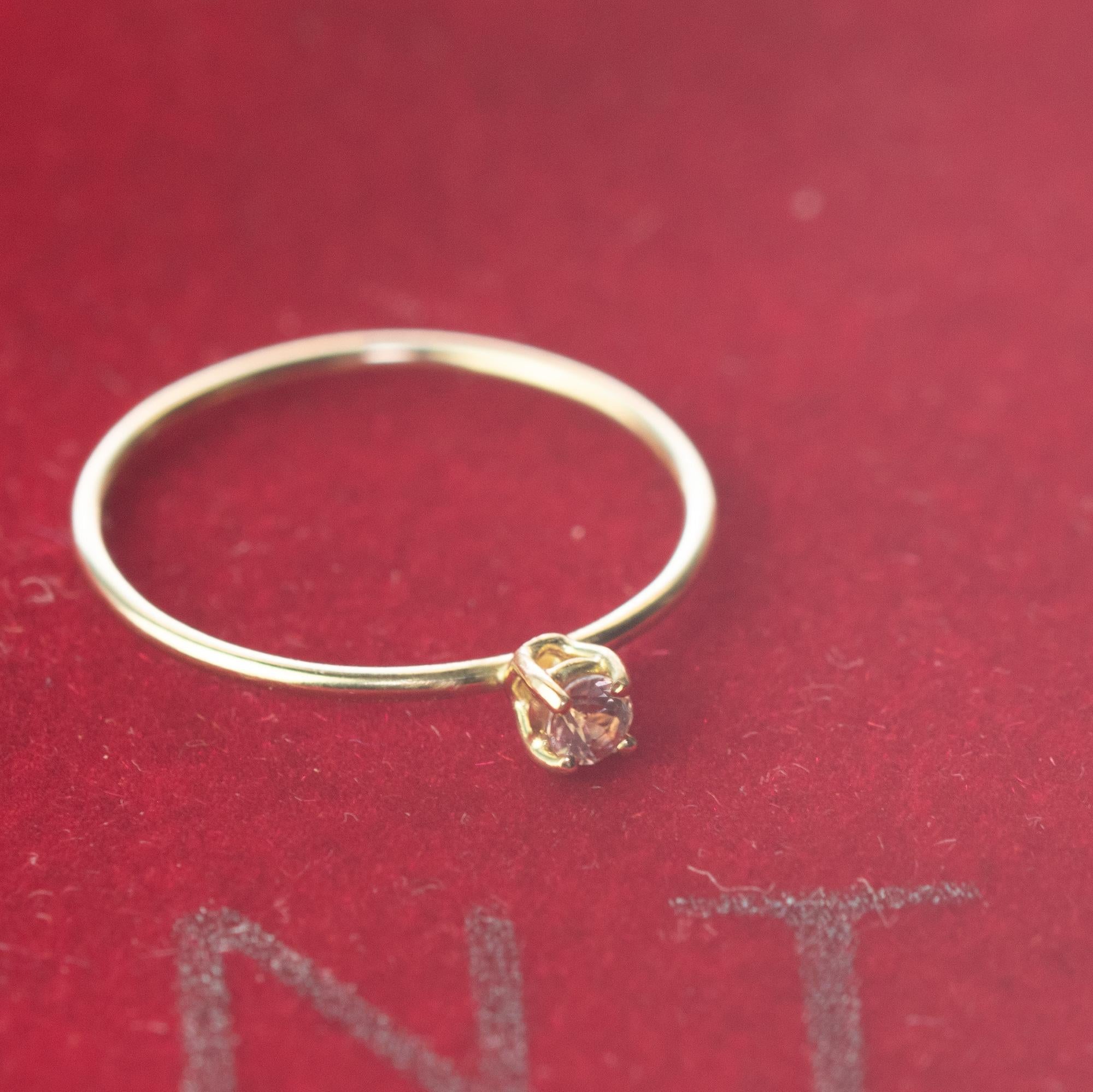 Brilliant Cut Intini Jewels  Pink Sapphire 9 Karat Gold Band Handmade Modern Chic Ring For Sale