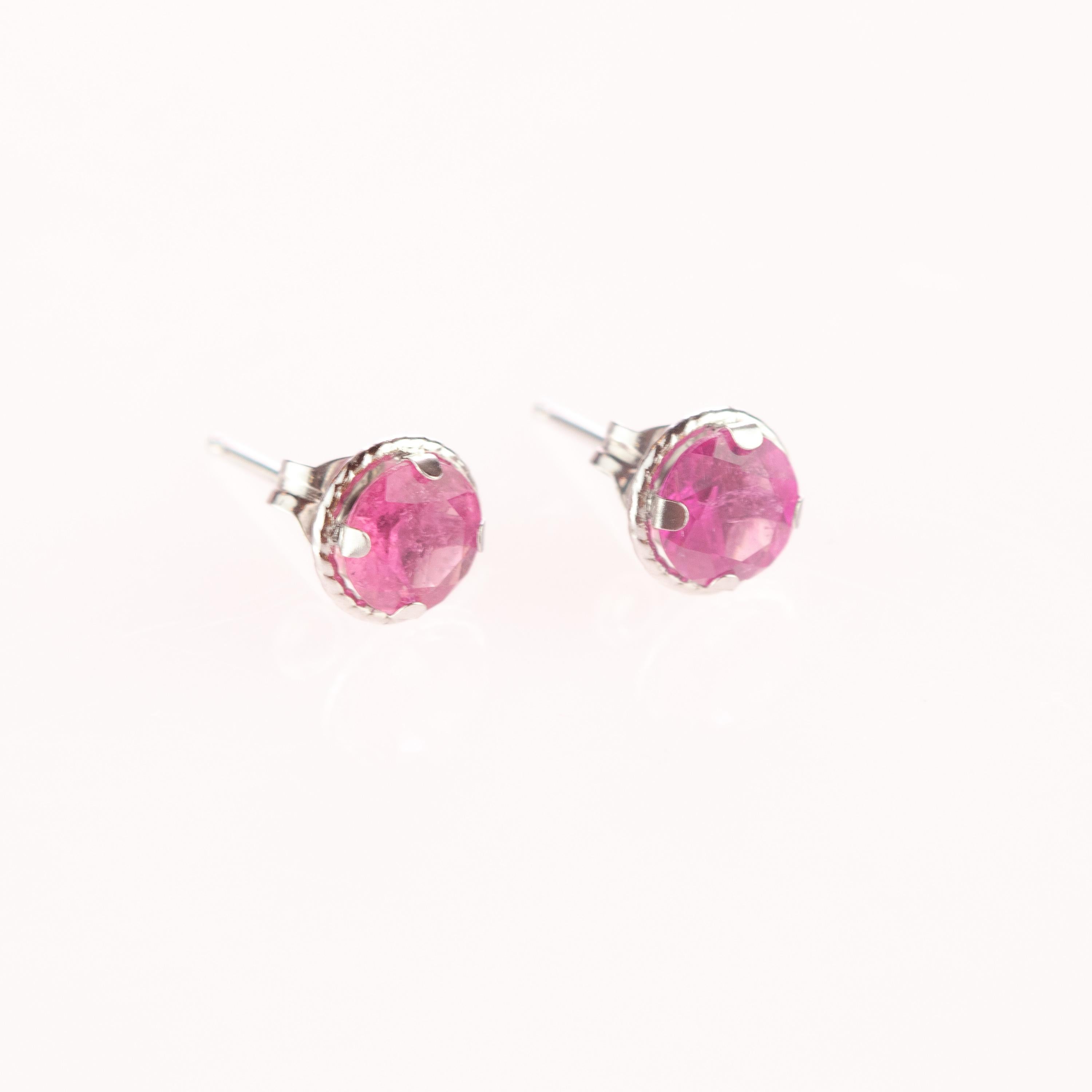 Zierliches Design mit hellen Farben für eine frische Sommeratmosphäre. 1 Karat rosafarbener Turmalin im Brillantschliff, verziert mit 18 Karat Weißgold. Inspiriert durch eine starke und wunderbare Frau voller Leidenschaft und Verlangen. Mit einer