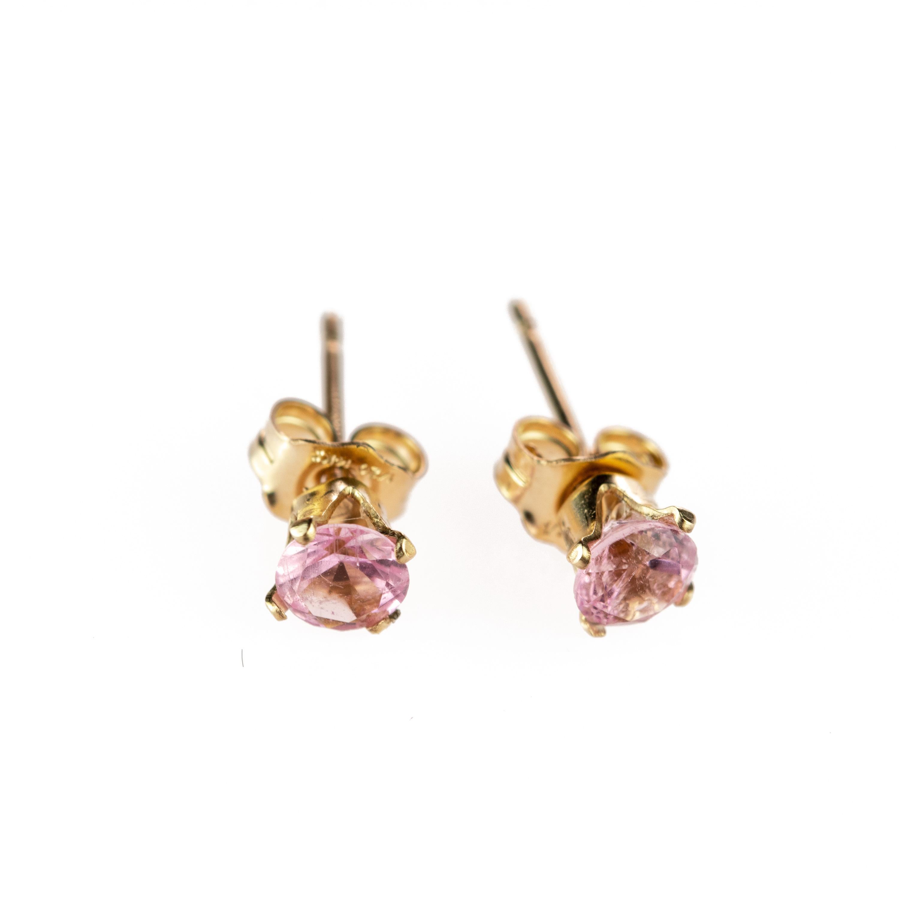 Dainty design with light colours for a fresh summer vibe in a point of light clear design. 0.5 carat pink tourmaline brilliant cut gemstones embellished with 14 karat yellow gold filled details inspired in the beautifulness of the firts tulips