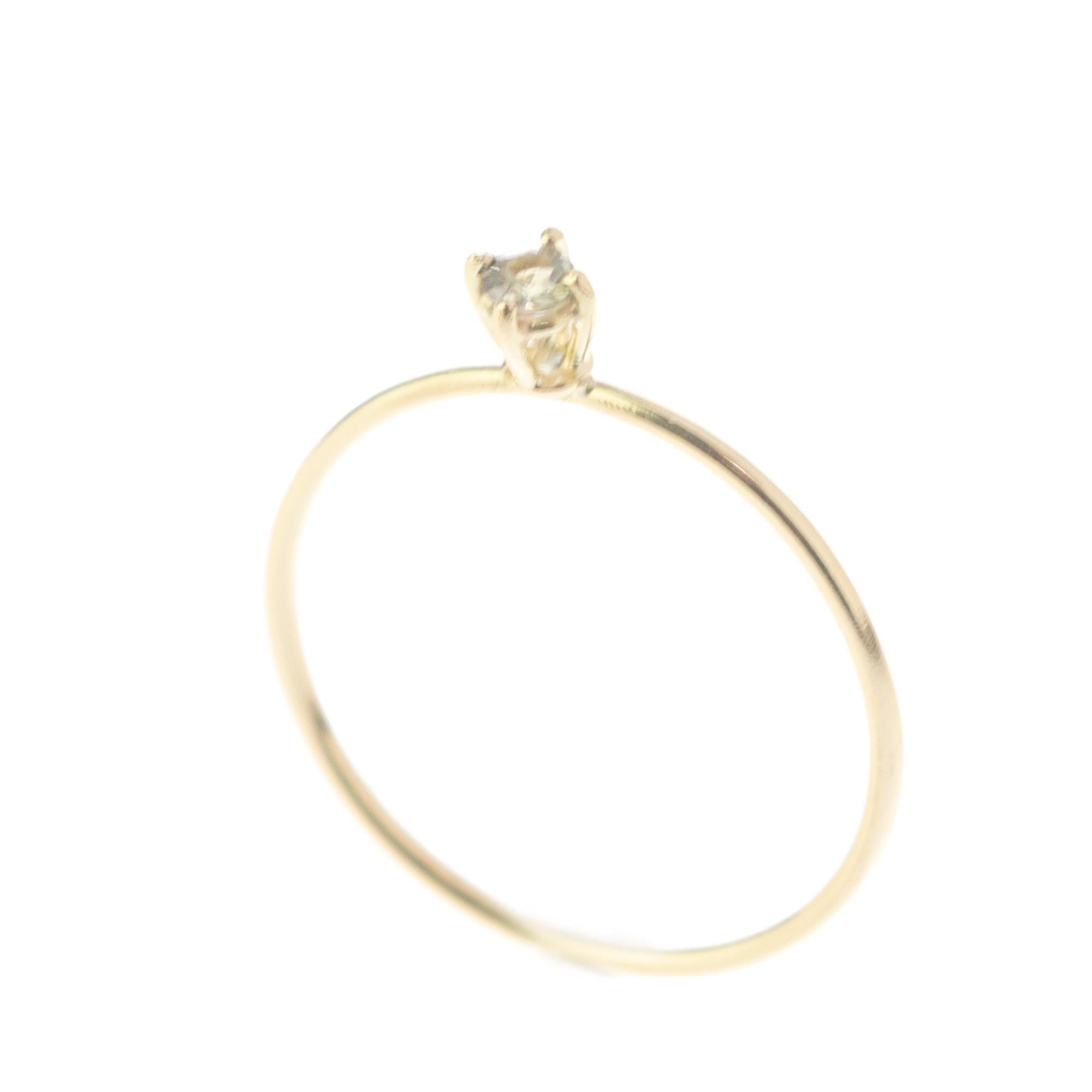 Taglio brillante Intini Jewels Anello con zaffiro prezioso in oro 14 carati, fatto a mano, moderno e chic. in vendita