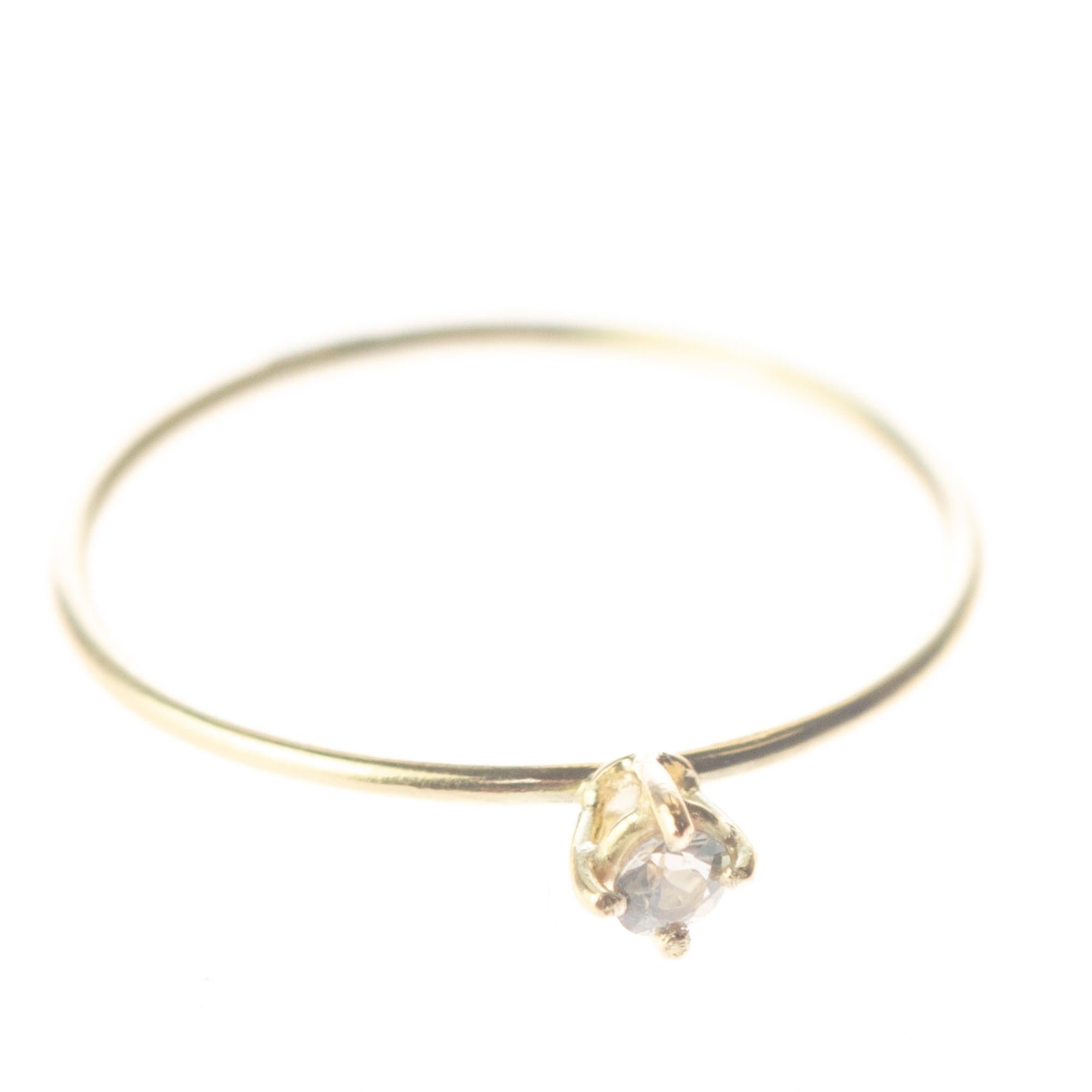 Bijoux en saphir Signature Intini Jewels. Bague moderne et élégante en or jaune 9k avec une coupe brillante et de minuscules griffes montées sur l'anneau.

Le saphir est une pierre précieuse associée à la royauté. On pense qu'il attire l'abondance,