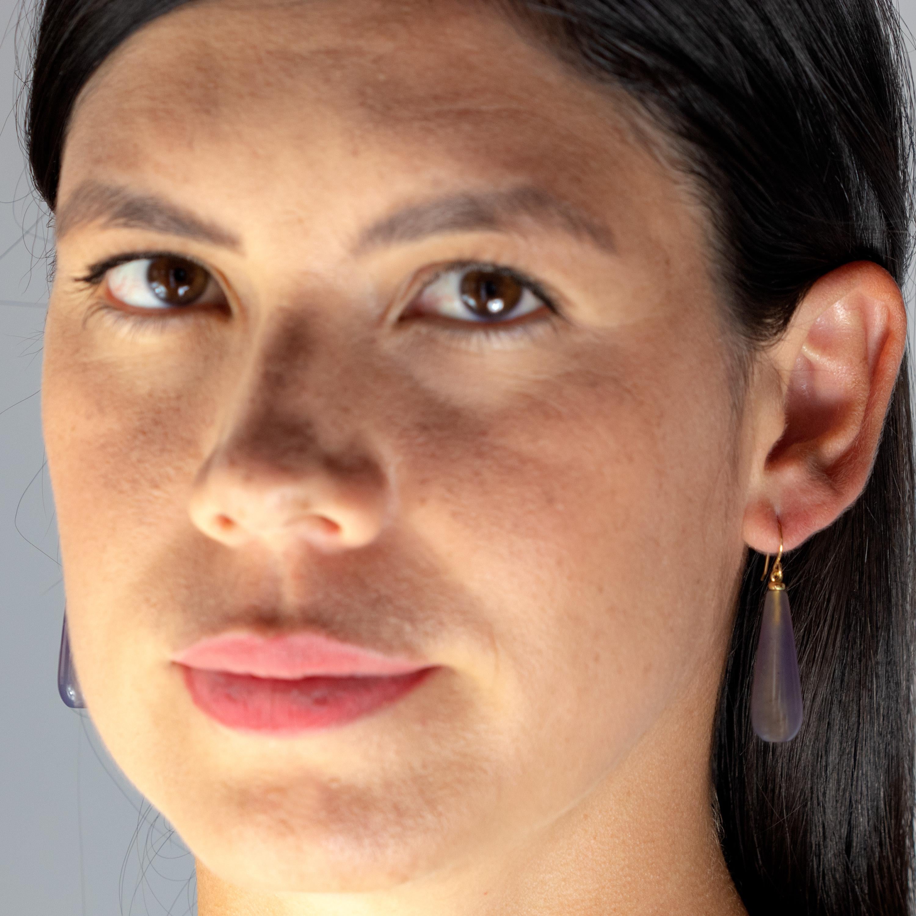 Esta impresionante obra maestra de gran calidad artesanal nació en el taller de Intini Jewels. Nuestros diseñadores añaden todo el estilo moderno italiano y el glamour en una pieza exquisita. Impresionantes lágrimas de ágata colgando de oro amarillo