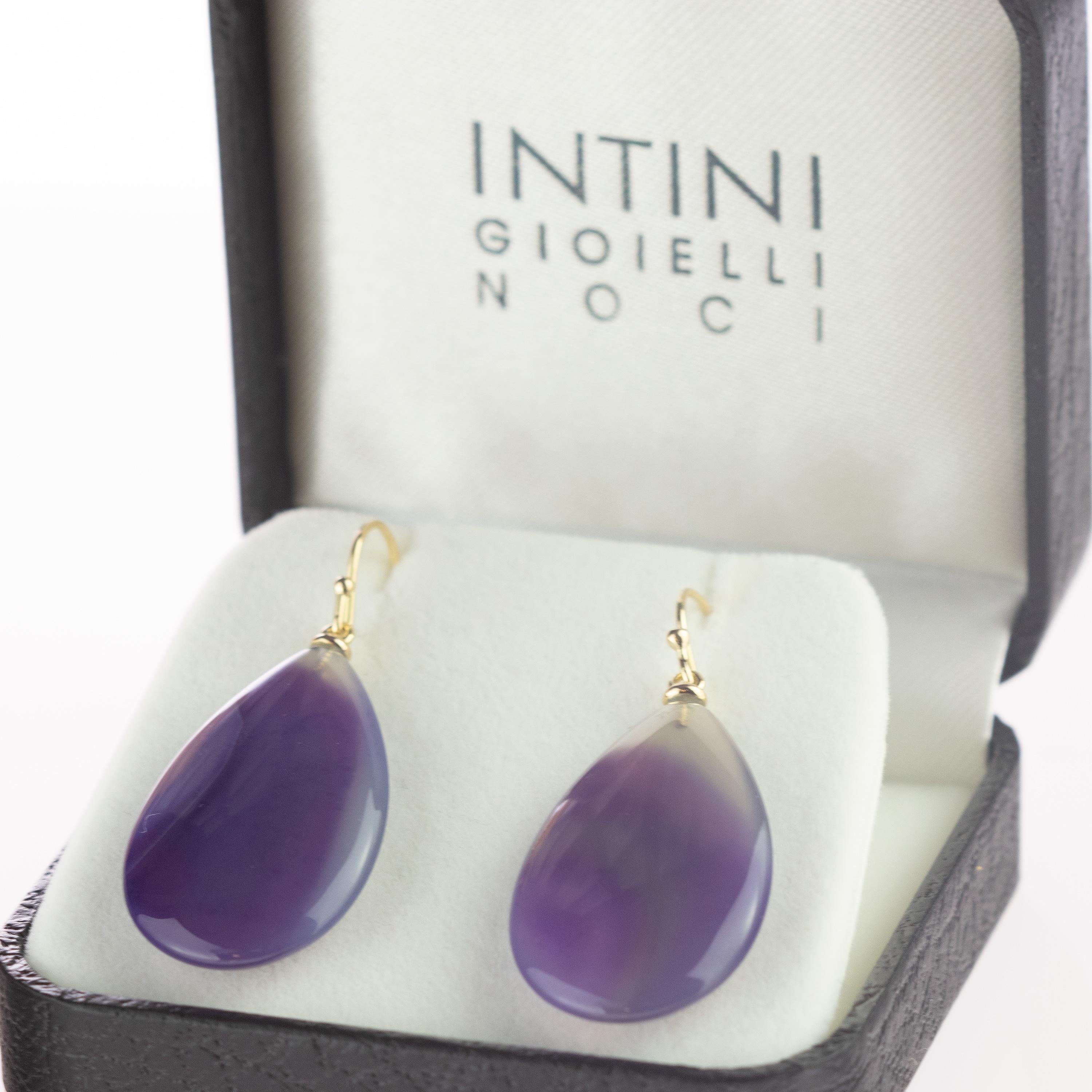 Boucles d'oreilles en agate violette de rêve, ornées d'or jaune 18 carats en forme de larme unique. Laissez Intini Jewels, notre marque milanaise traditionnelle, vous surprendre avec des accessoires à la mode et réaliser tous vos rêves de bijoux !
