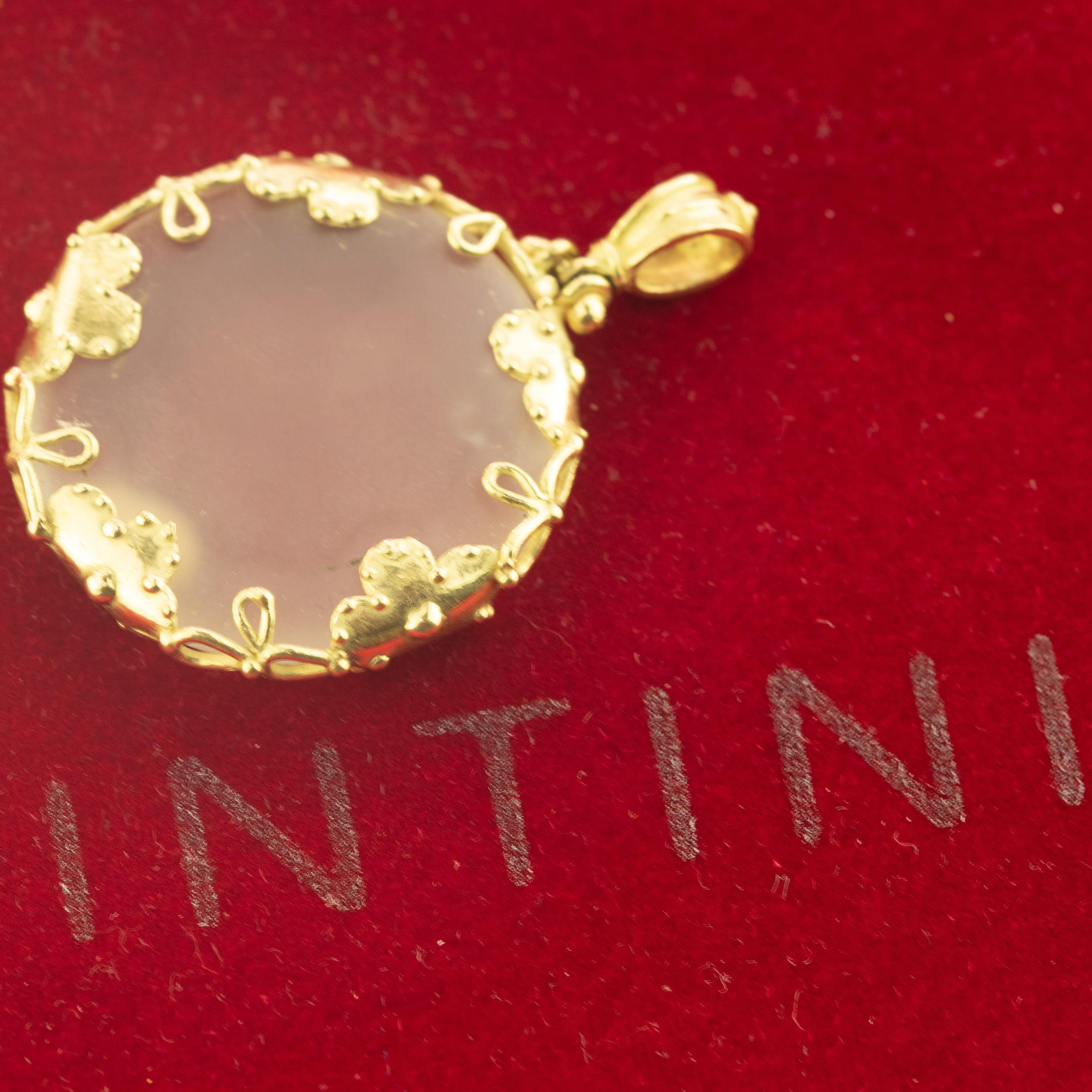 Pendentif en quartz de cristal de roche rehaussé d'une fleur sculptée en or 18 carats.
On dit que les pendentifs en or apportent bonne fortune et protection à ceux qui les portent. Il existe tellement de styles différents de breloques, appréciez ce