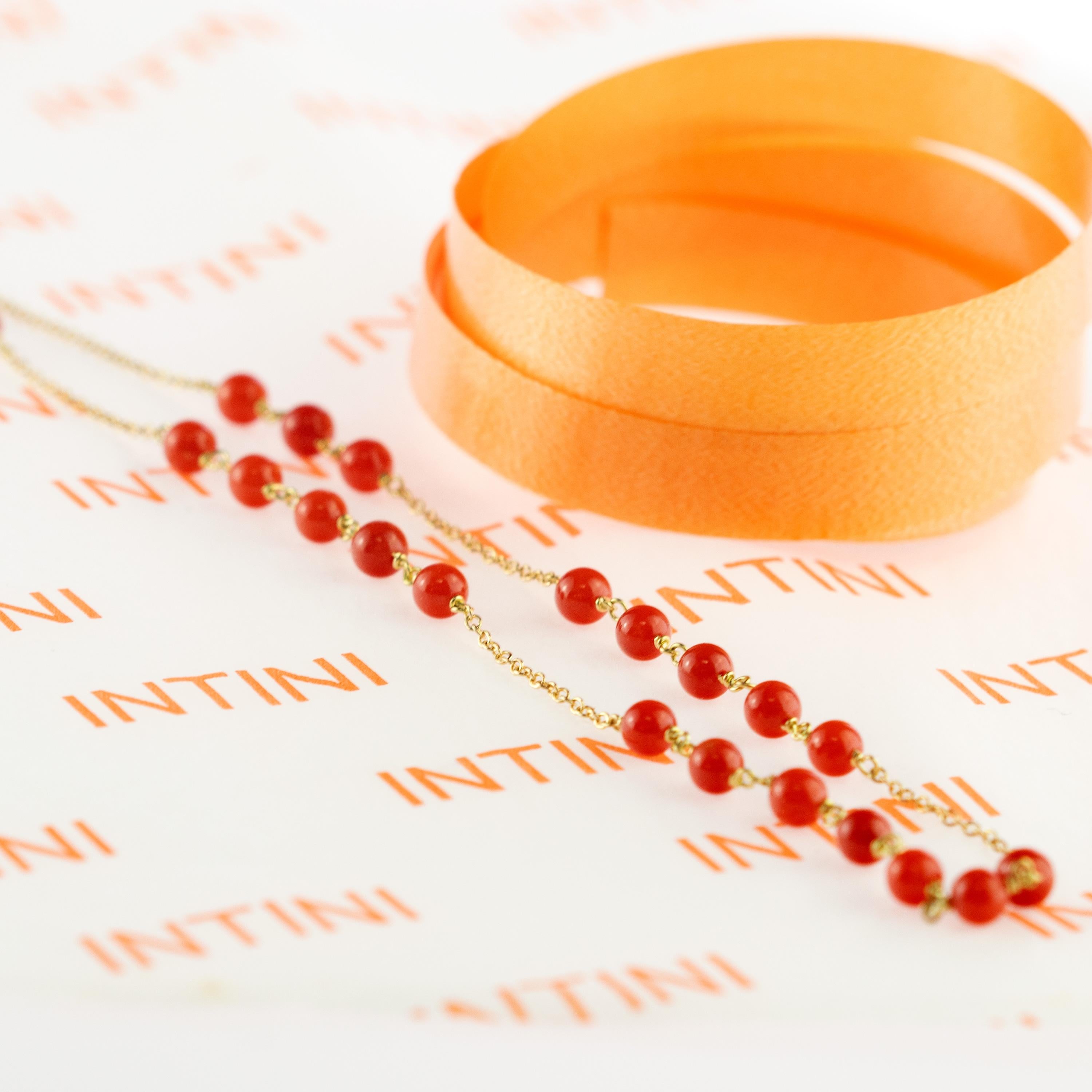 Intini Jewels - Collana da cocktail con sfere di corallo rosso e catena d'oro giallo 9 carati in vendita 3