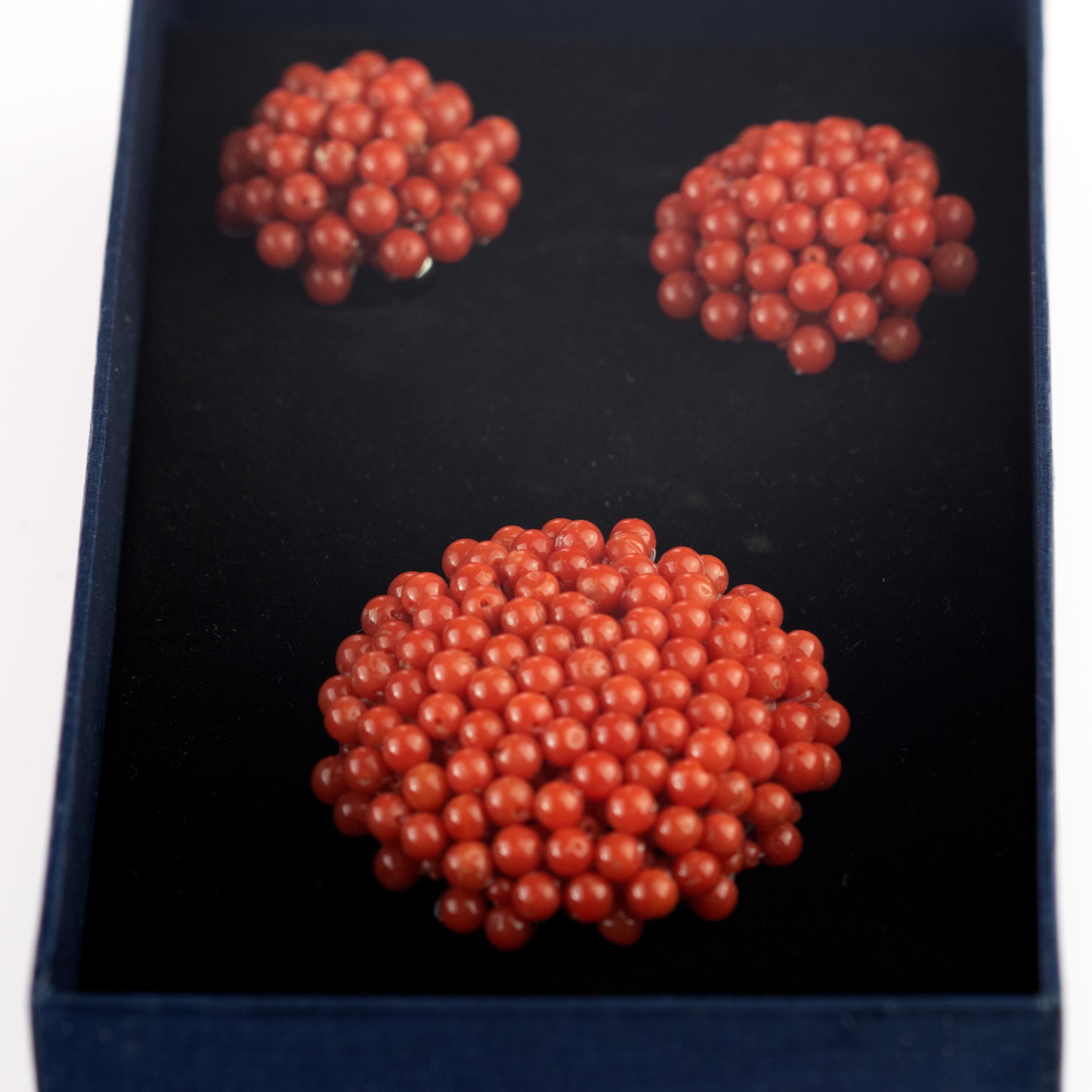 Magnificent mediterranean red coral flower-shaped brooch and clip-on earrings perfect for any cocktail ocassion. A breathtaking jewellery set full of design.
 
This set is inspired by the simplicity of the design and the elegance of the materials,