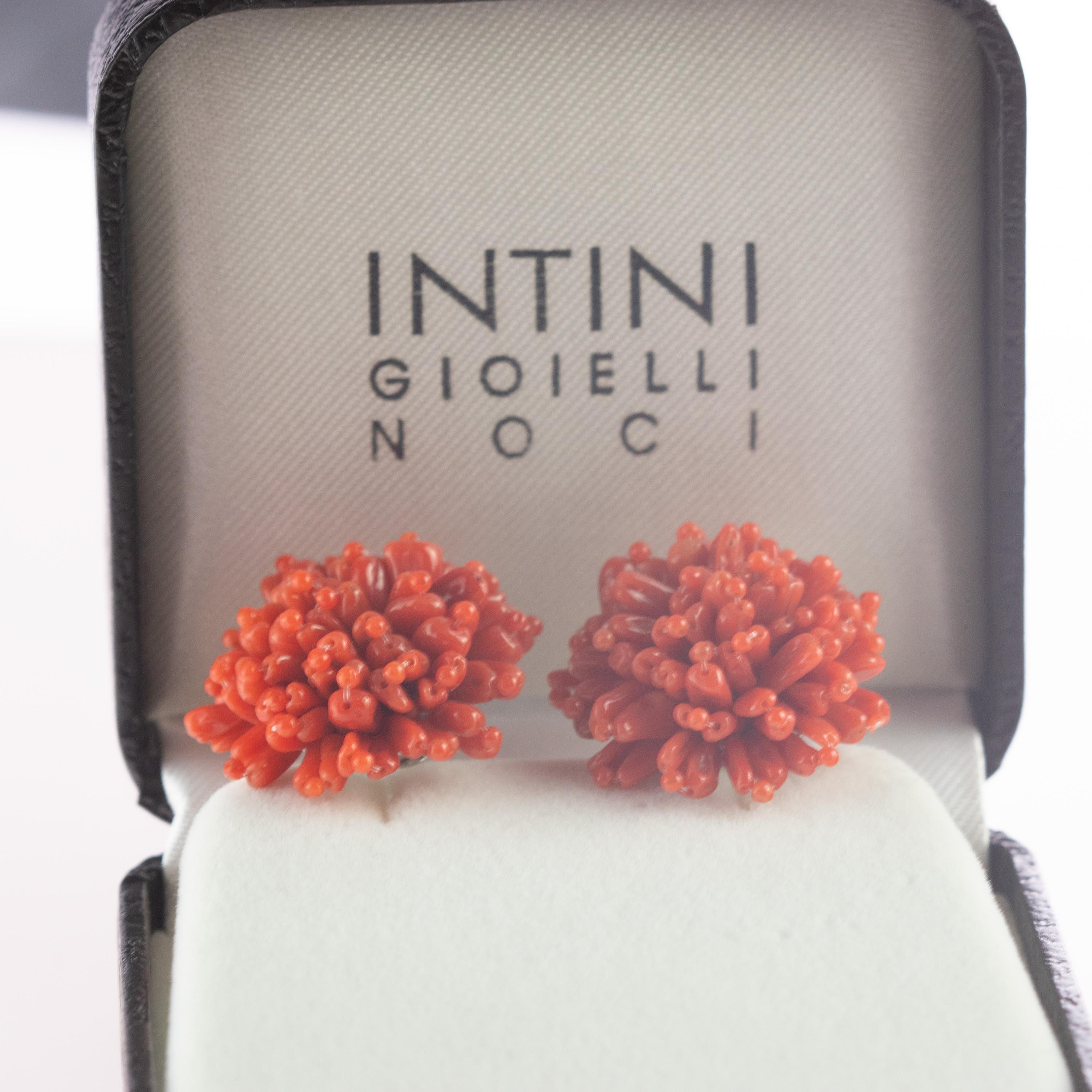 Intini Jewels Boucles d'oreilles cocktail à clip faites à la main, fleurs de corail méditerranéennes rouges Neuf - En vente à Milano, IT