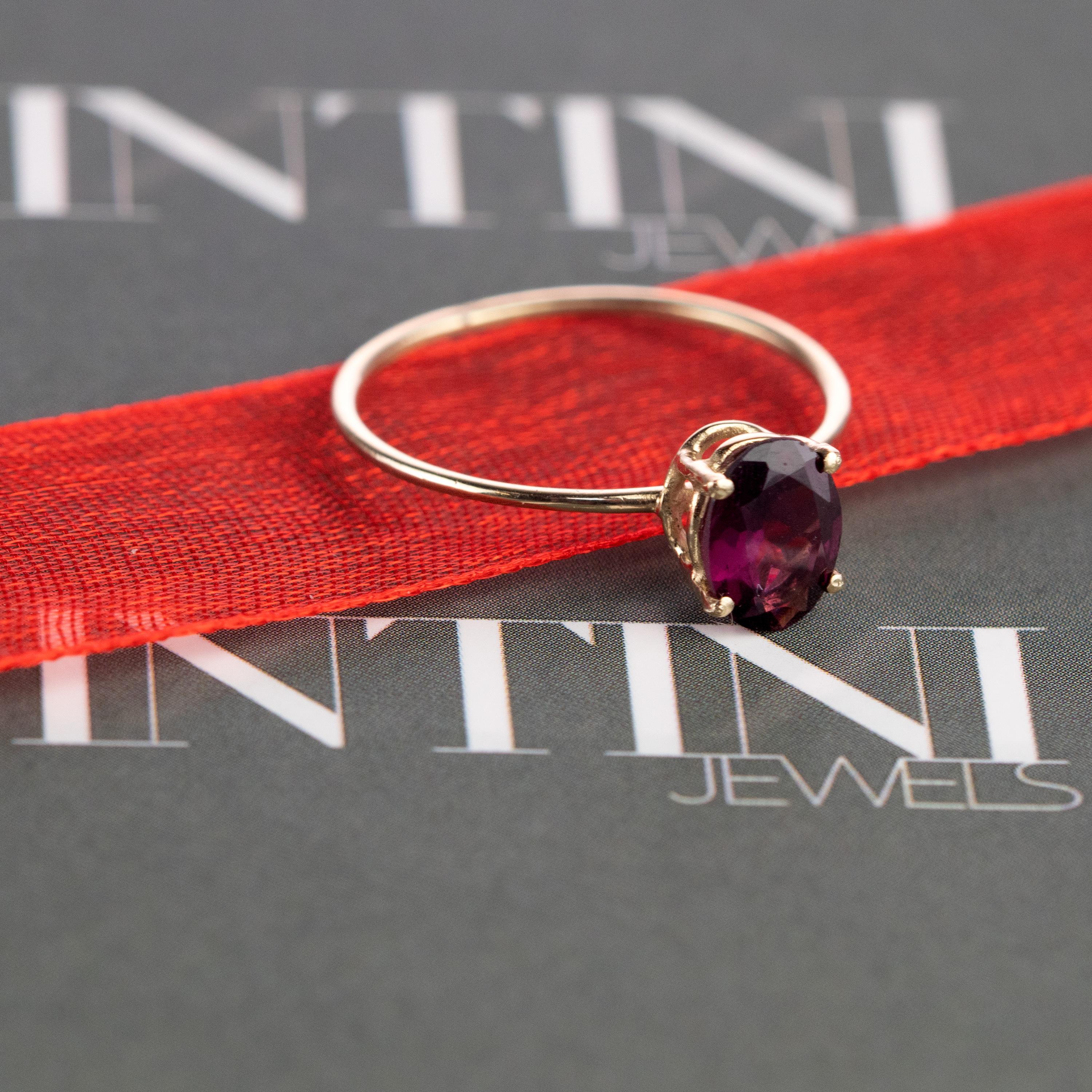 Artisan Intini Jewels Bague cocktail en or jaune 14 carats et rhodolite violette Viola, faite à la main en vente