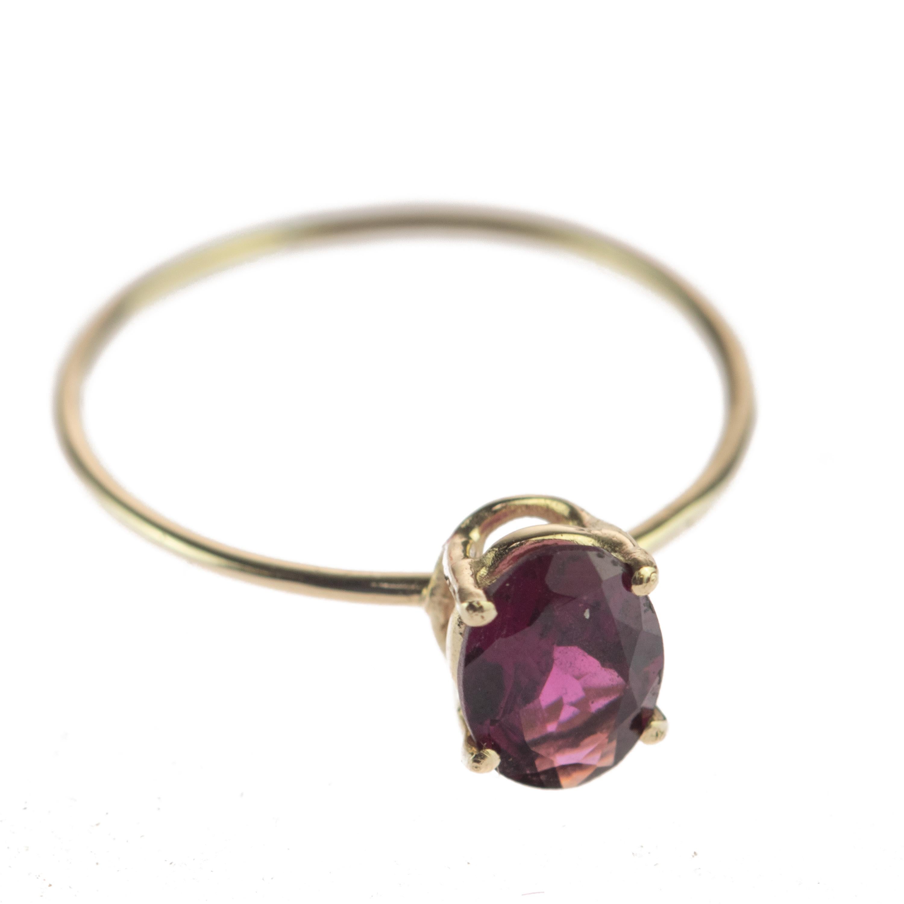 Bijoux rhodolites Signature INTINI Jewels. Bague midi moderne et élégante en or jaune 18 carats avec une coupe ovale et de minuscules griffes qui ornent l'anneau.

Fabriqué en Italie Haute Joaillerie. Il encourage l'amour, la gentillesse et la