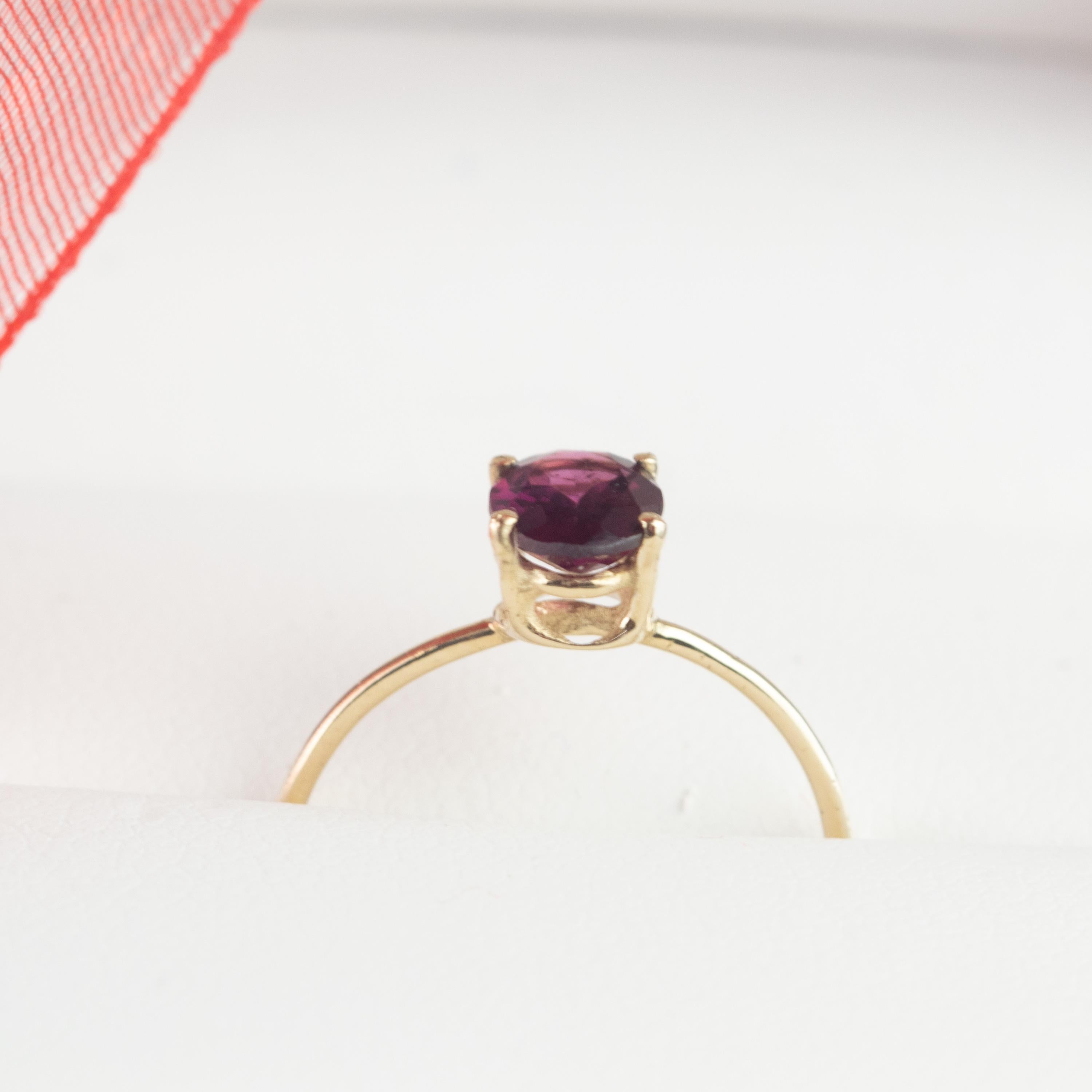 Taille ovale Intini Jewels Bague cocktail en or jaune 14 carats et rhodolite violette Viola, faite à la main en vente
