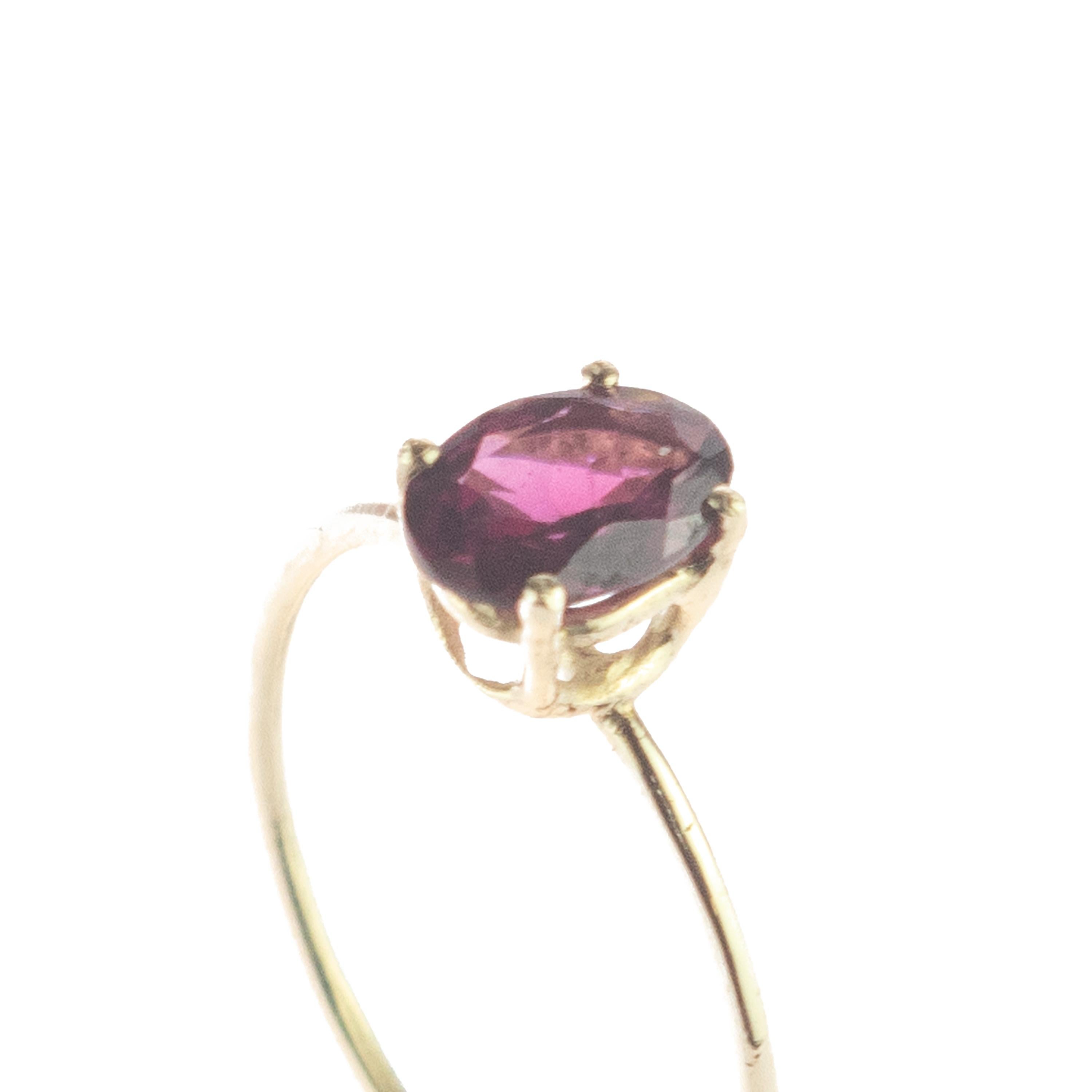 Bijoux Signature INTINI Jewels Rhodolite faits main. Bague midi moderne et élégante en or jaune 14k avec une coupe ovale et de minuscules griffes qui ornent l'anneau.

Fabriqué en Italie Haute Joaillerie. Il encourage l'amour, la gentillesse et la