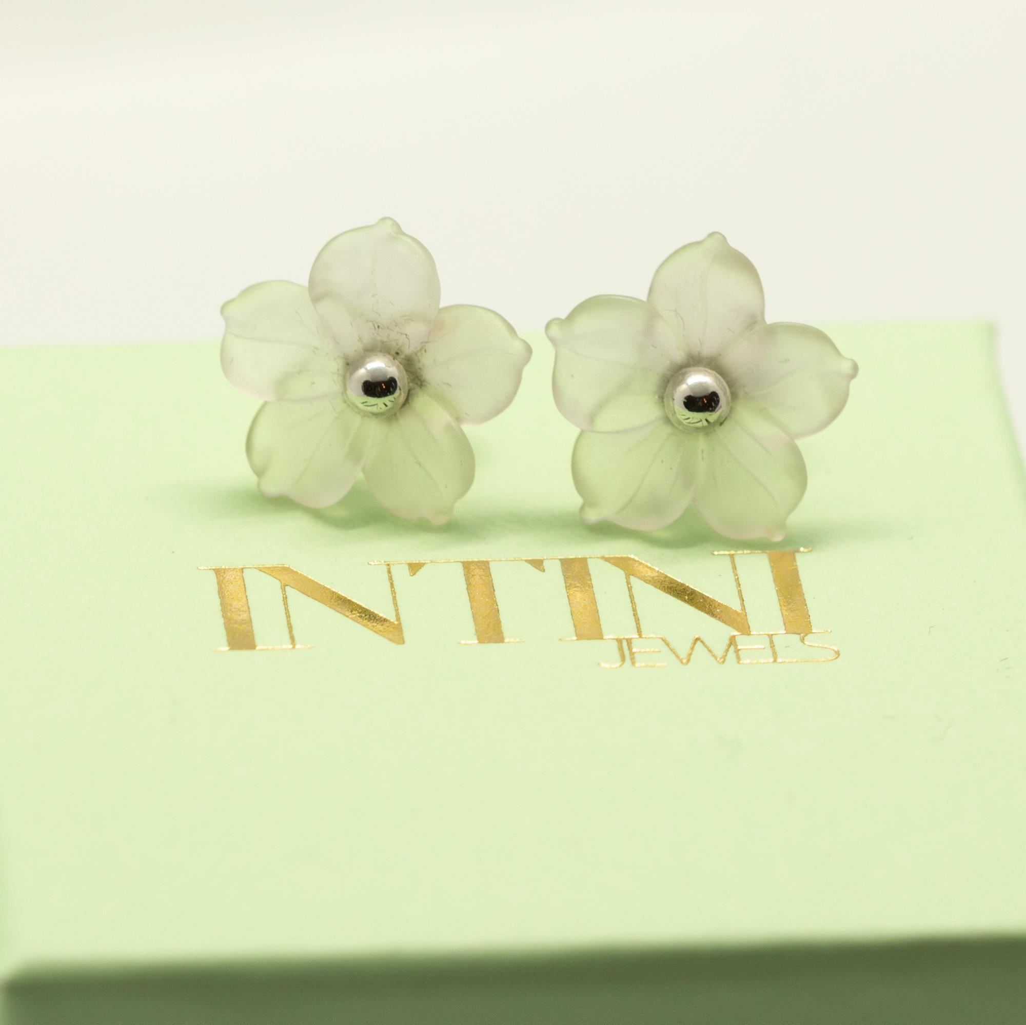 Astonishing and sweet Ialine Quartz stud earrings. Natural carved petals evoking the italian handmade traditional jewelry work.
 
This delicate design shows the sweetness and innocence of the jewelry. It takes us to those first jewels treated with