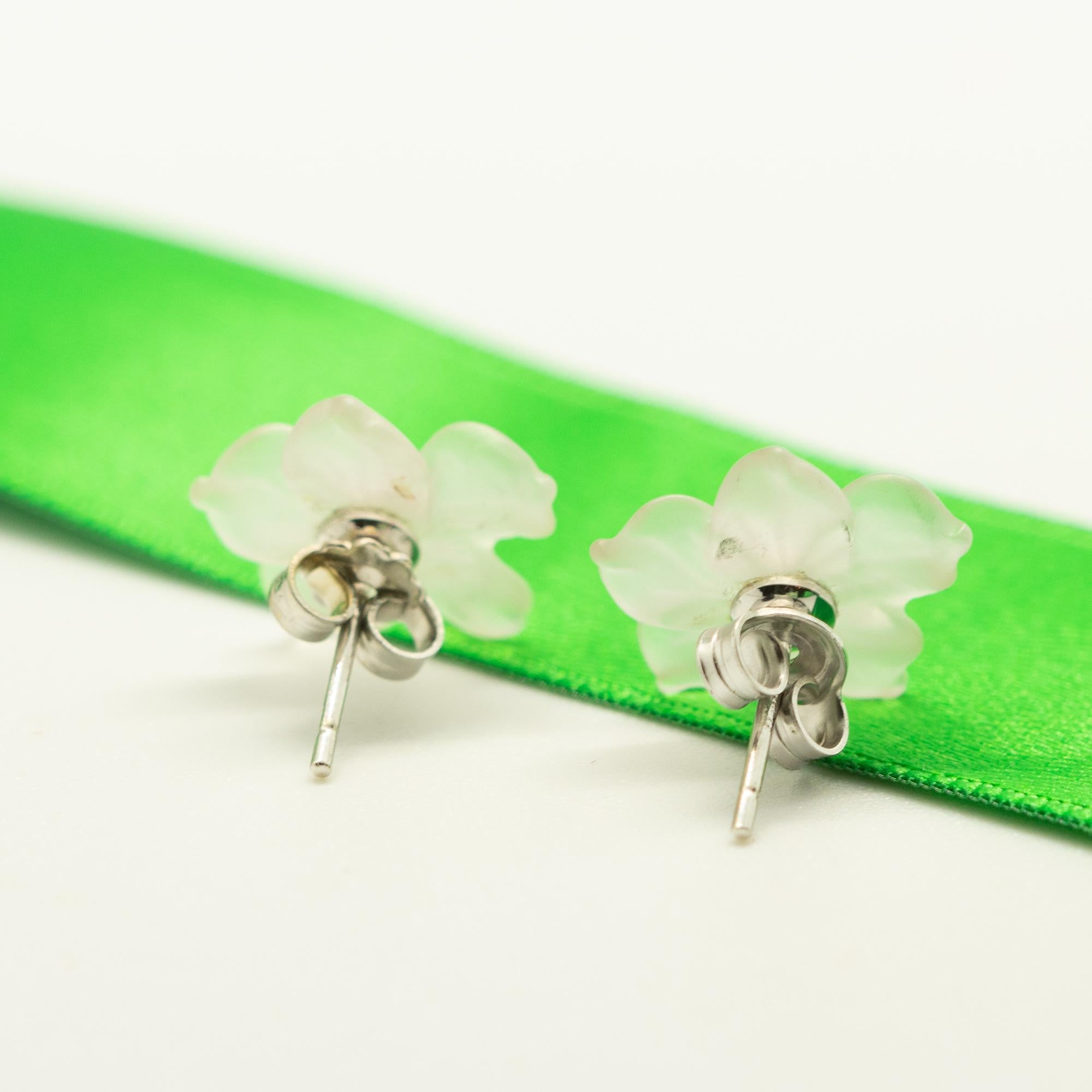 Taille mixte Intini Jewels Clous d'oreilles fantaisie en or blanc avec fleurs sculptées en cristal de roche en vente