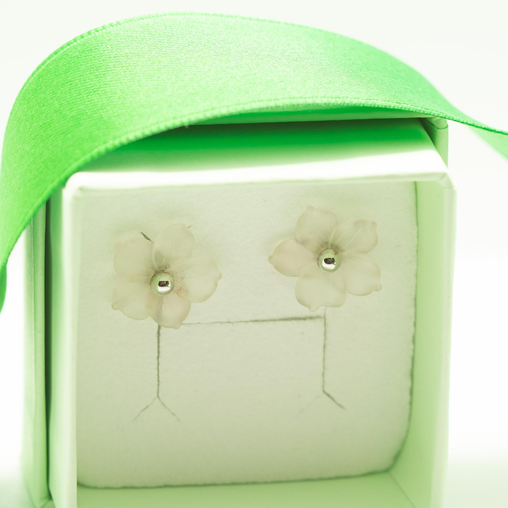 Intini Jewels Clous d'oreilles fantaisie en or blanc avec fleurs sculptées en cristal de roche Pour femmes en vente