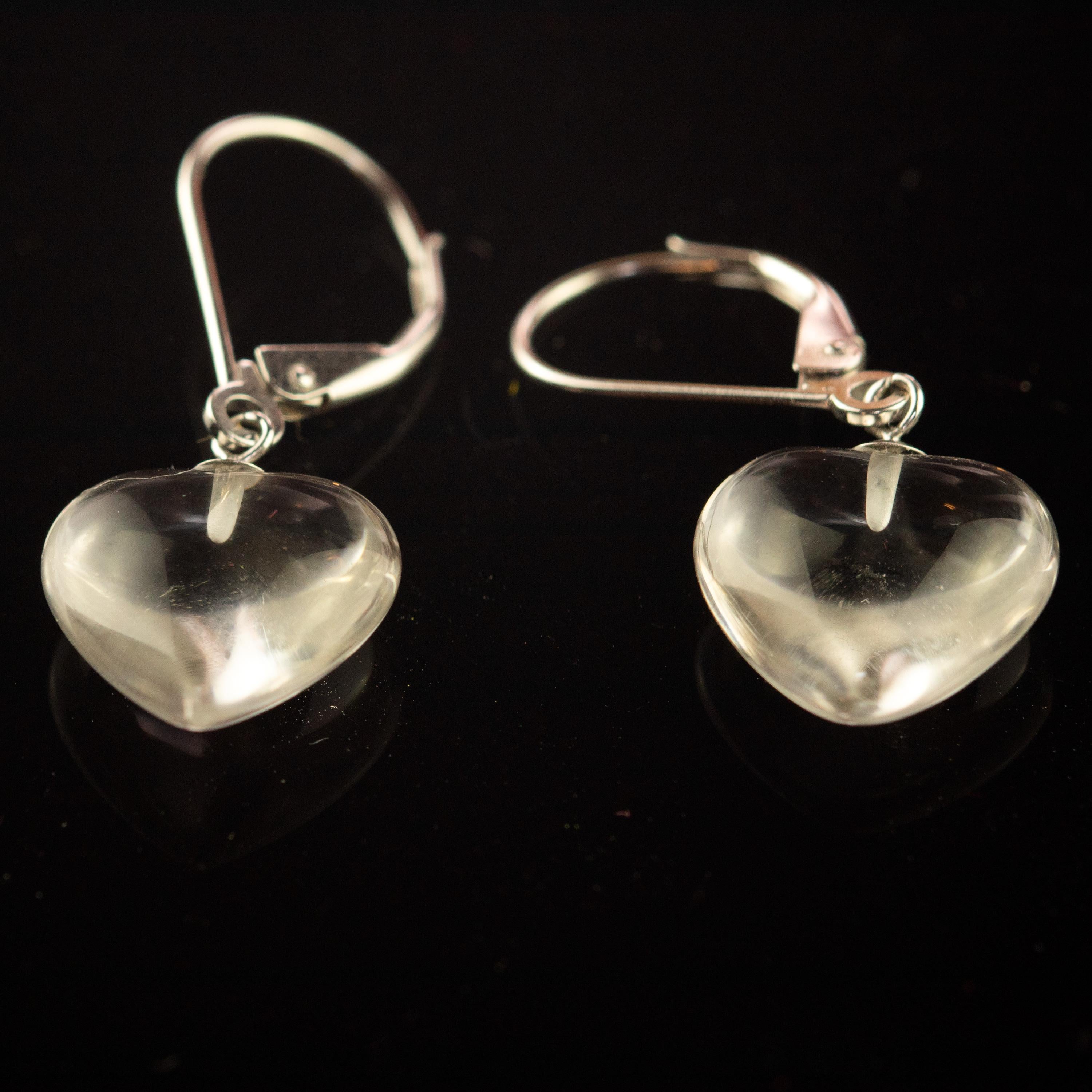 Emportez l'amour partout avec vous ! Ces boucles d'oreilles en cristal de roche à couper le souffle sont dotées d'un design moderne à clous Leverback et des pierres les plus précieuses. Ces boucles d'oreilles sont le bijou glamour parfait pour une