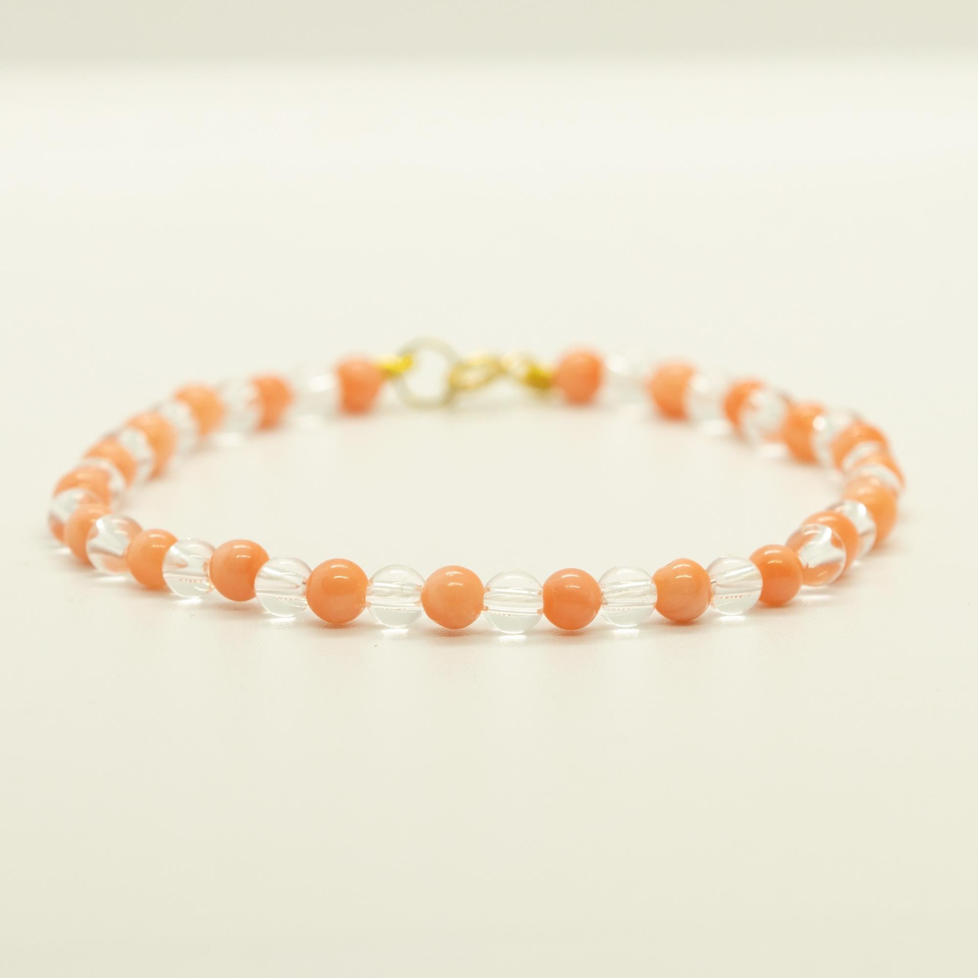 Ein farbenfrohes und glamouröses Design. Ein moderner und zarter Stil für eine junge und furchtlose Frau. Erfreuen Sie sich an einem leuchtenden, handgefertigten Schmuckstück. Perlen aus natürlichen Edelsteinen mit einem Verschluss aus 18 Karat