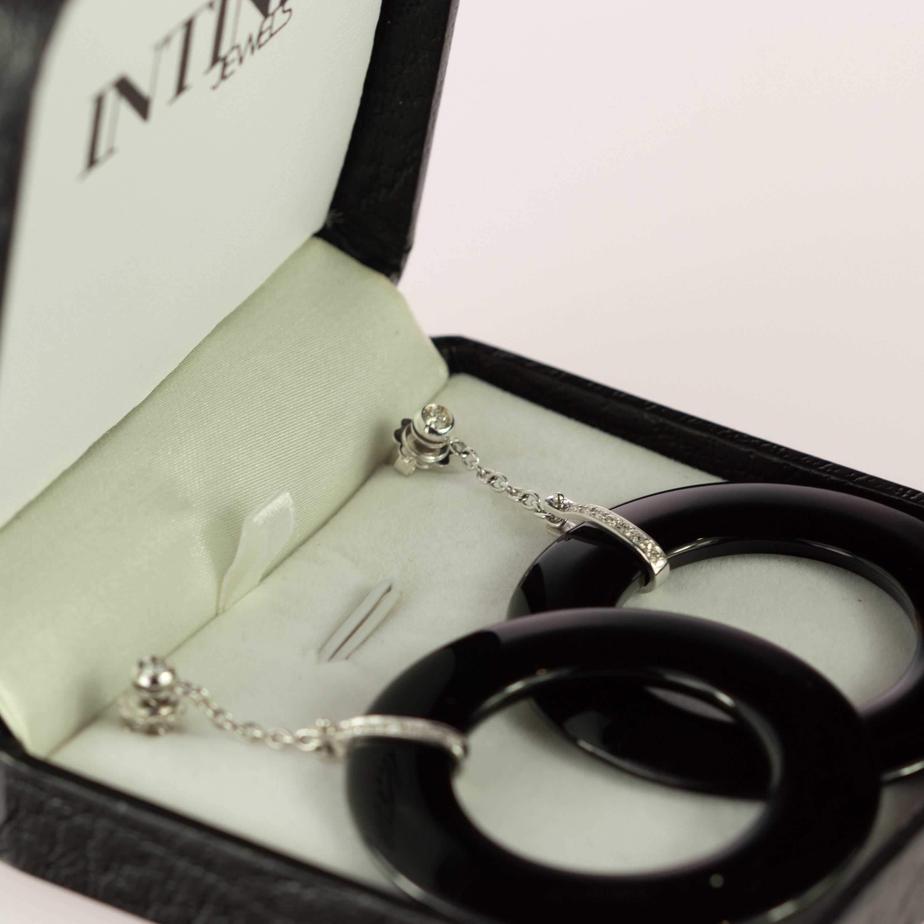 Orecchini a goccia con diamante tondo e perno in agata nera in oro 18 carati in vendita 2