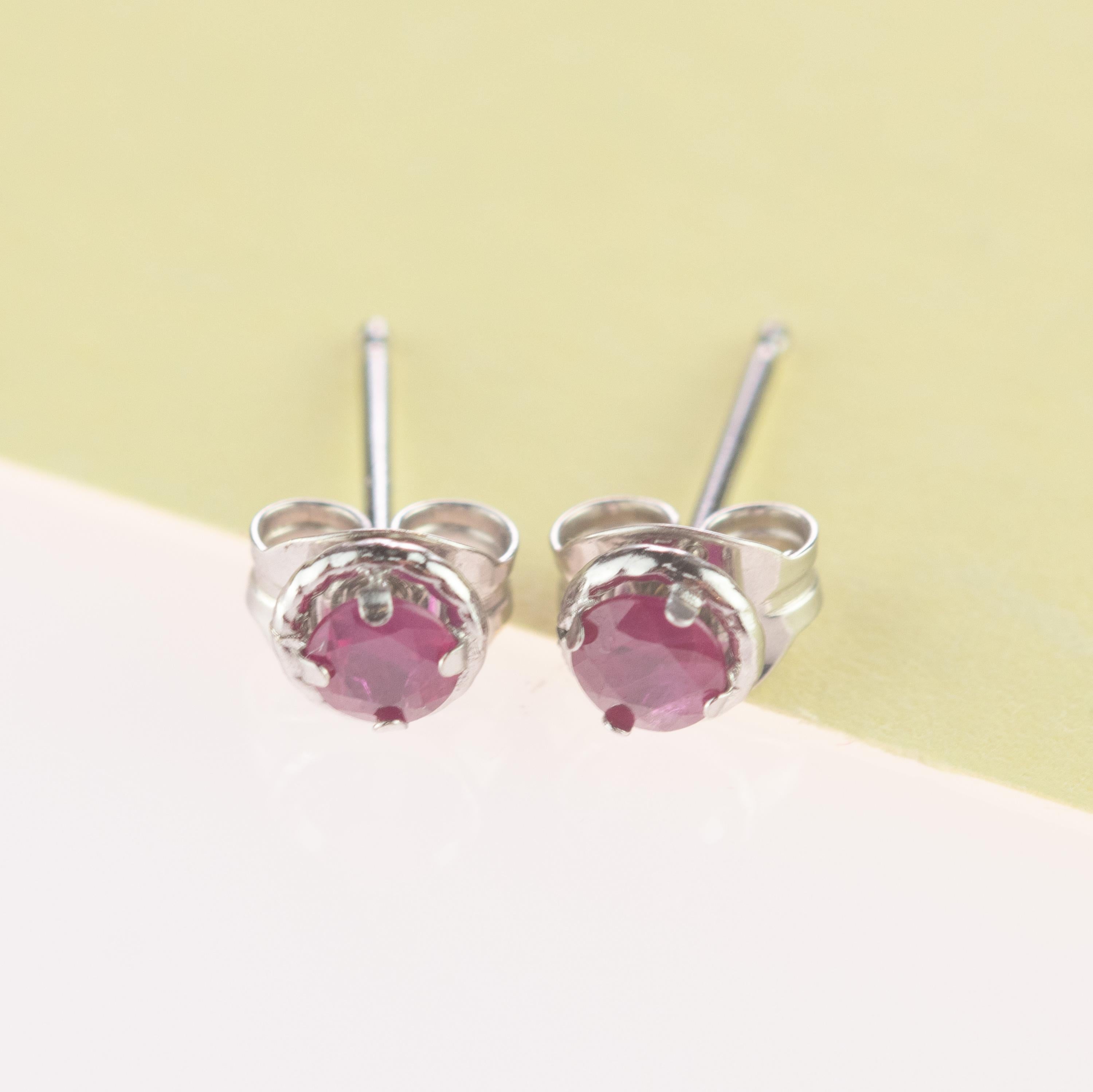 Un design délicat avec des couleurs claires pour une ambiance estivale fraîche dans un design clair de point de lumière. 0.un rubis brillant de 463 carats embelli par de l'or blanc 18 carats. Inspiré d'une femme forte et merveilleuse, pleine de