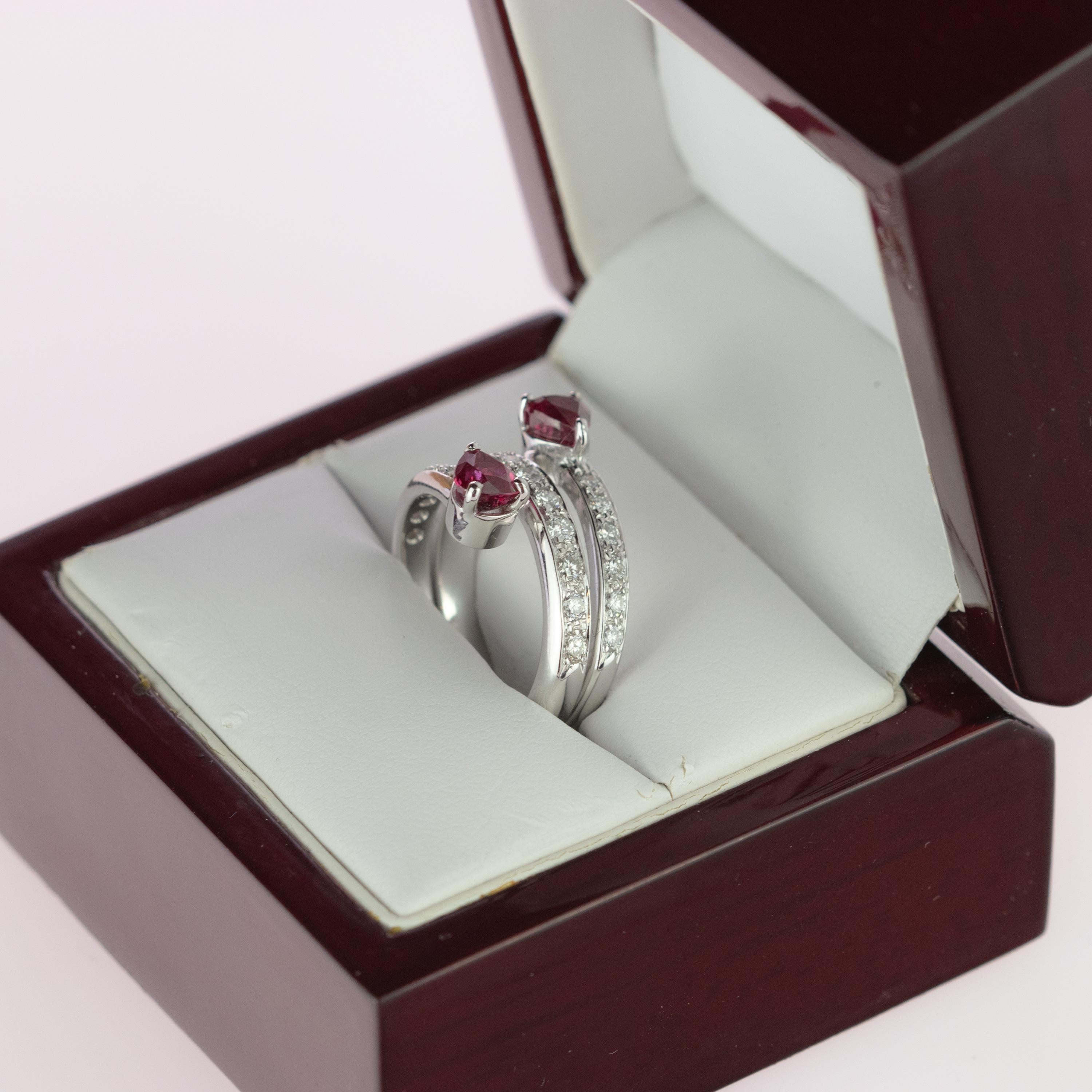 Ein einzigartiges und atemberaubendes Juwel, bestehend aus einem kostbaren Cluster von 23 Diamanten mit insgesamt 1 Karat im Brillantschliff, gefasst in einer zarten kontrastierenden Form. In einem spiralförmigen Muster auf einer Fassung aus 18