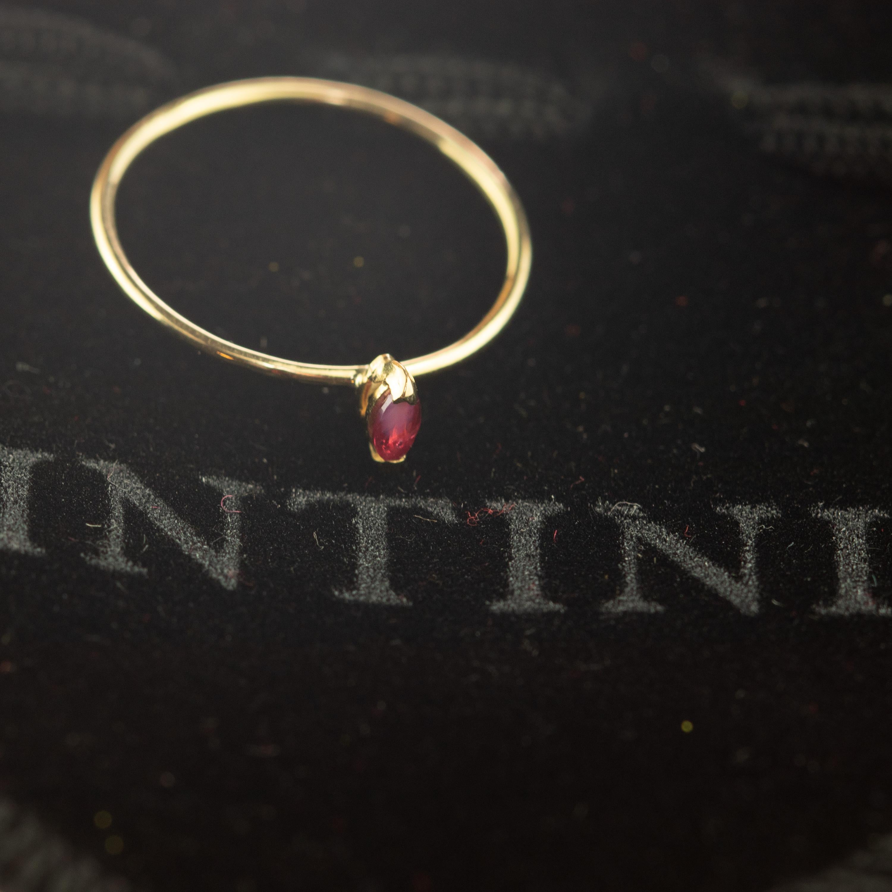 Etonnante et magnifique bague en rubis navette en or jaune 9 carats. Cette pièce de joaillerie épique est un exemple exceptionnel de qualité et de savoir-faire royal italien fait à la main. Créez un look à la mode, plein de lumière et de désir.