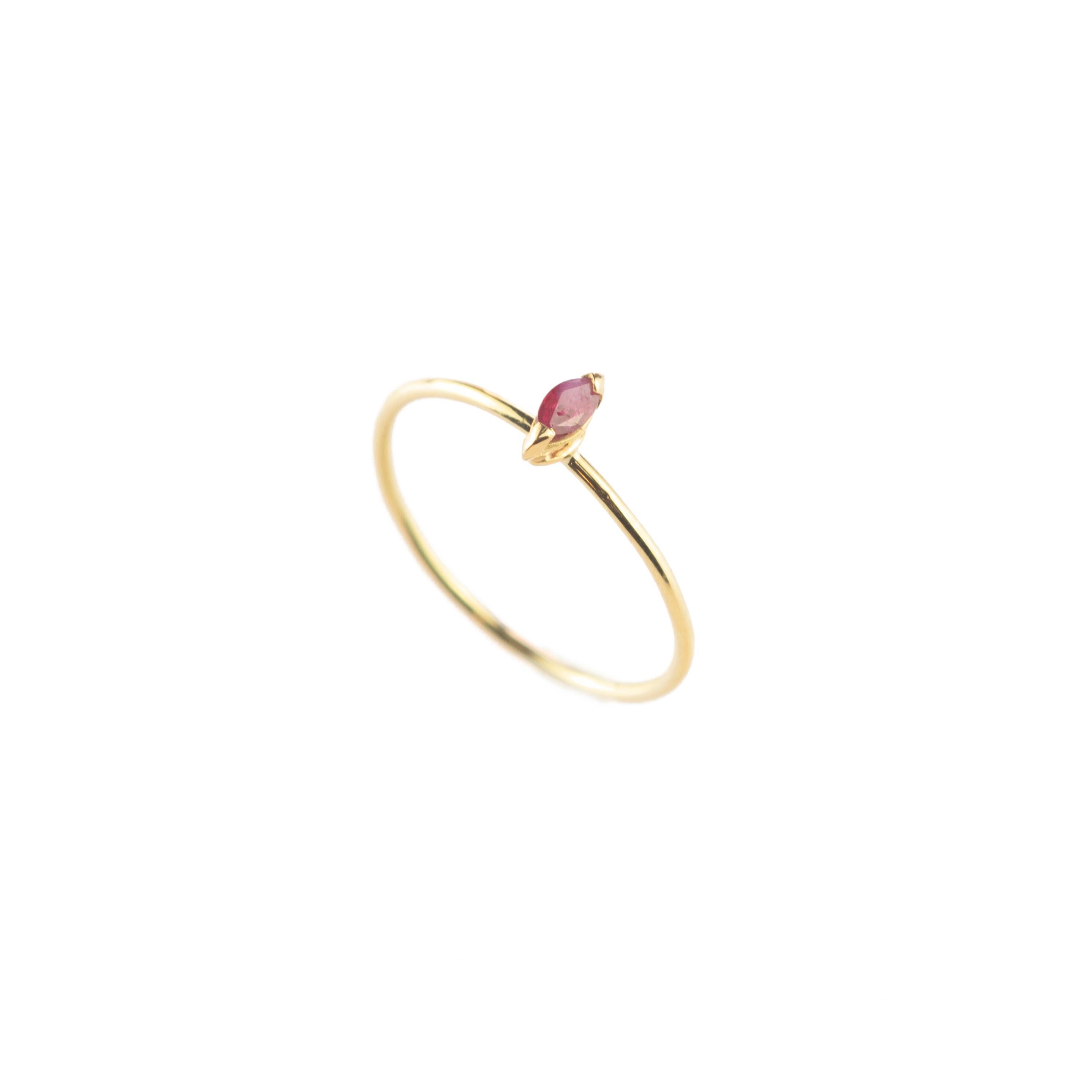 Intini Jewels, bague jonc moderne bohème en or jaune 9 carats avec navettes et rubis, faite à la main Pour femmes en vente