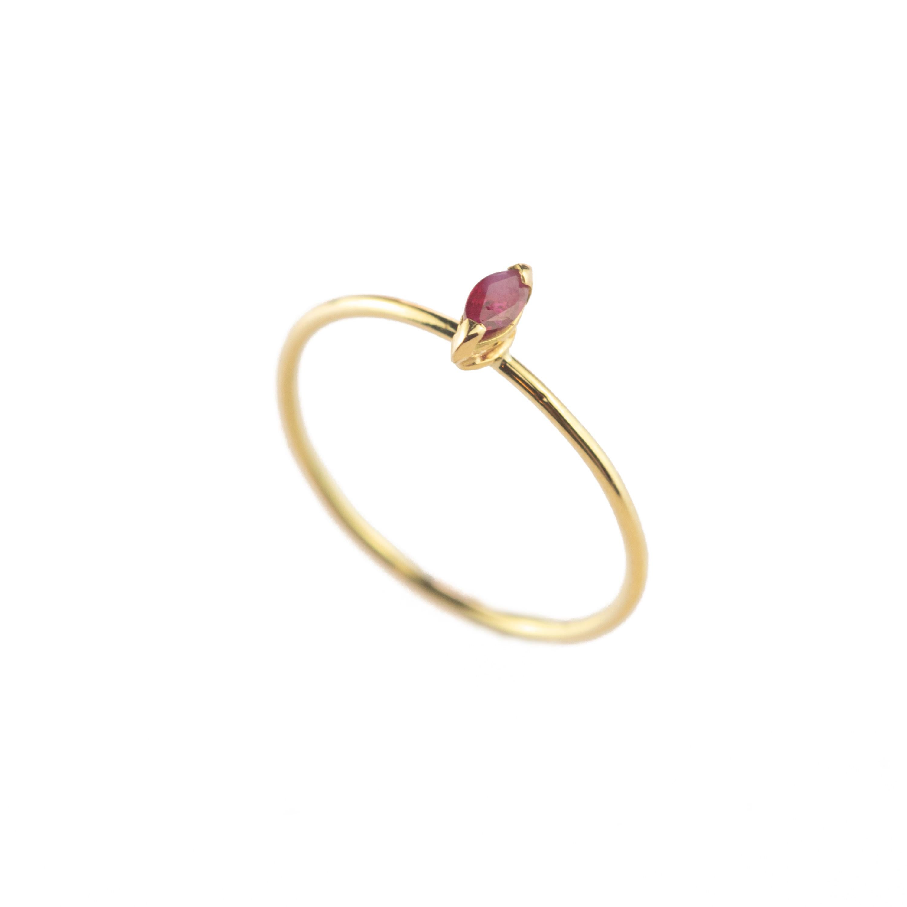 Intini Jewels, bague jonc moderne bohème en or jaune 9 carats avec navettes et rubis, faite à la main en vente 2