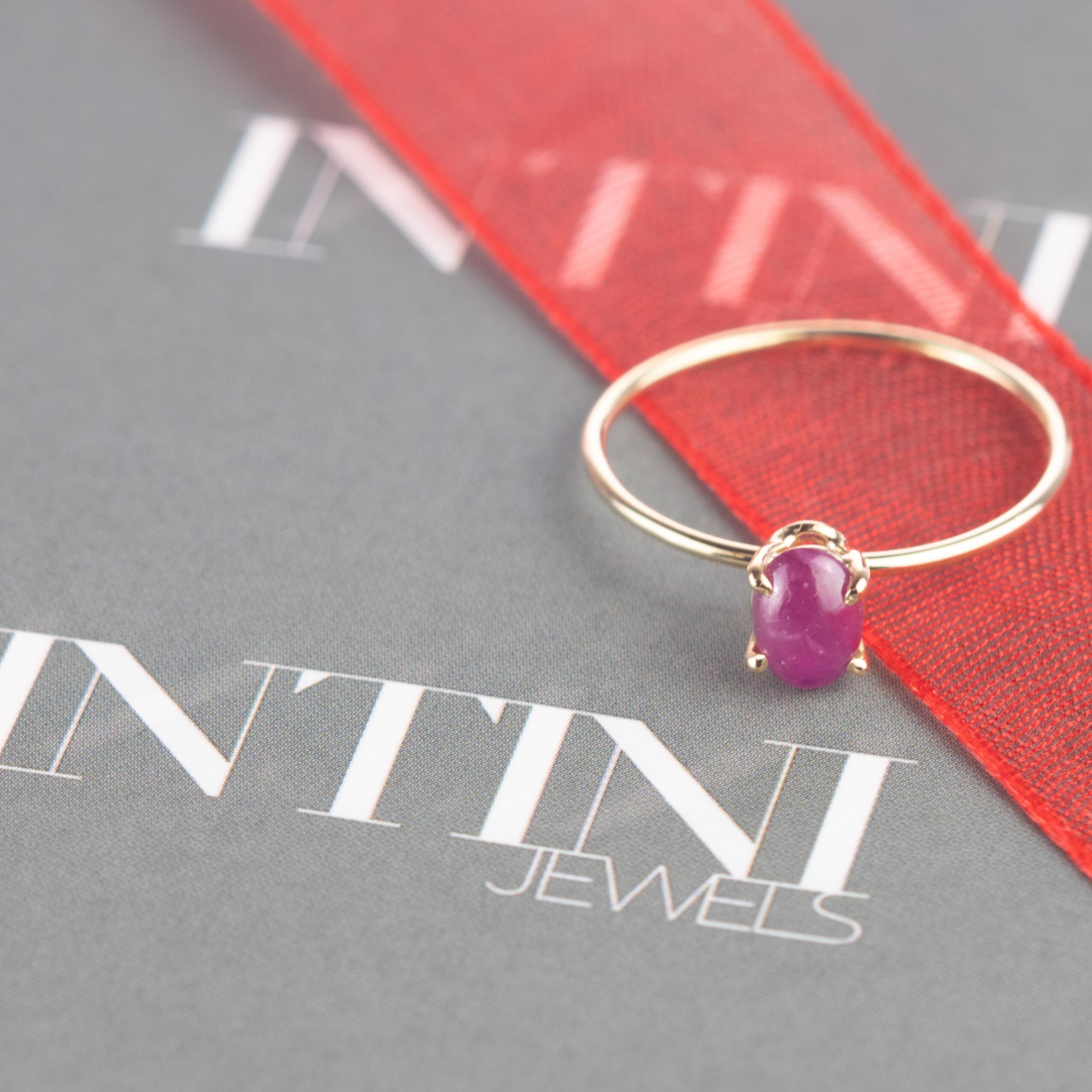 Uno splendido anello ovale composto da un magnifico rubino  anello, impreziosito da oro giallo 9 carati. Questo gioiello epico è un'eccezionale dimostrazione di qualità e di artigianato reale italiano fatto a mano. Crea un look alla moda pieno di