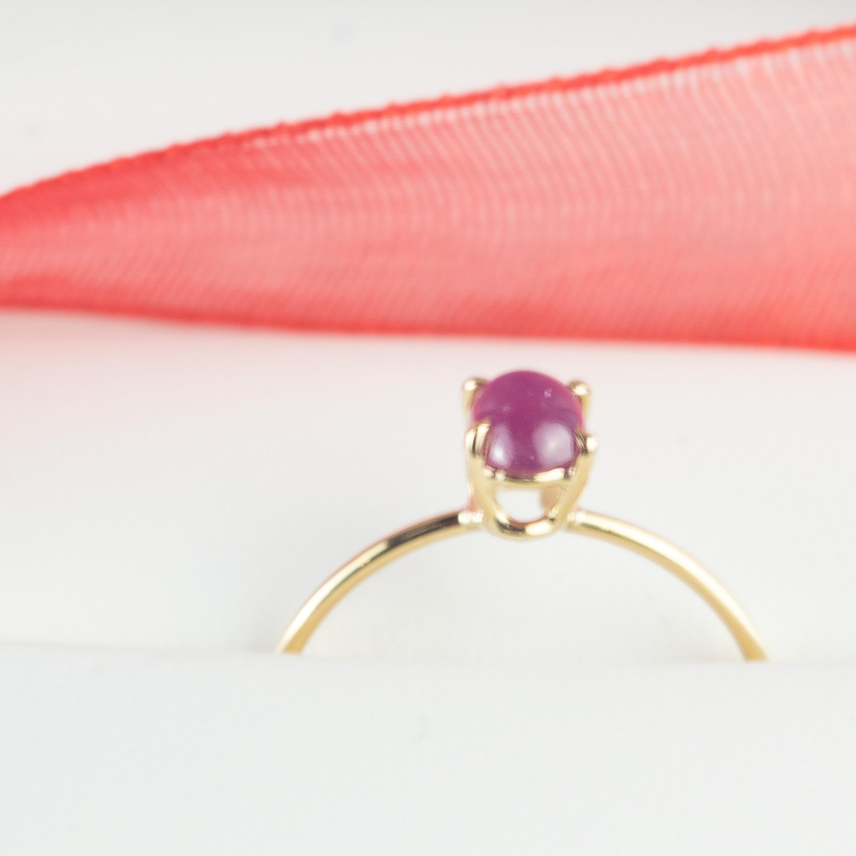 Donna Intini Jewels Anello d'amore romantico con rubino ovale in oro giallo 9 carati Pasion in vendita