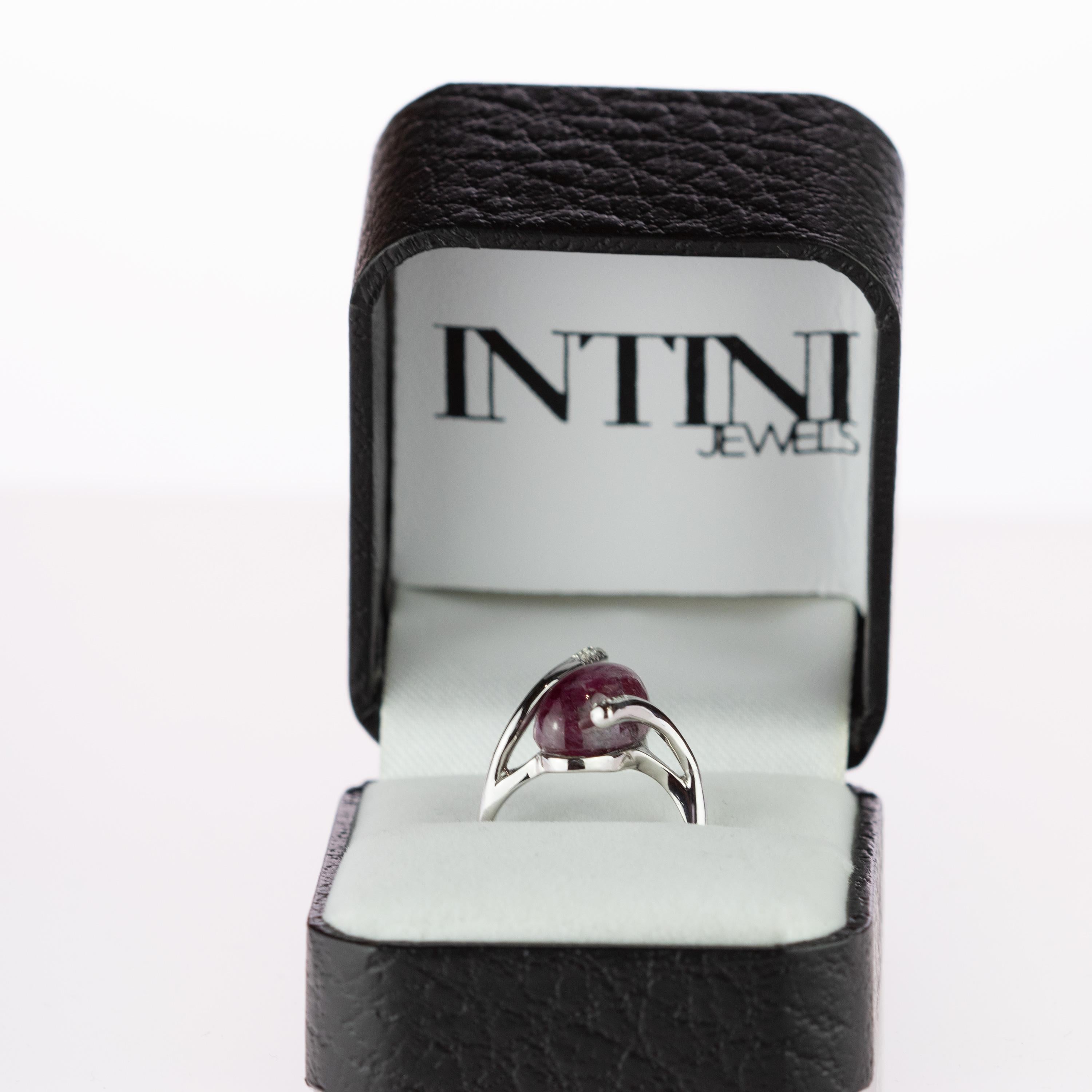 Wunderschöner ovaler Ring mit 9 Karat Rubin-Cabochon. In zartem 18-karätigem Weißgold gefasst und mit spiralförmigen, kontrastierenden Diamanten von 0,06 Karat geschmückt, die seine Schönheit unterstreichen. Dieser handgefertigte Ring im