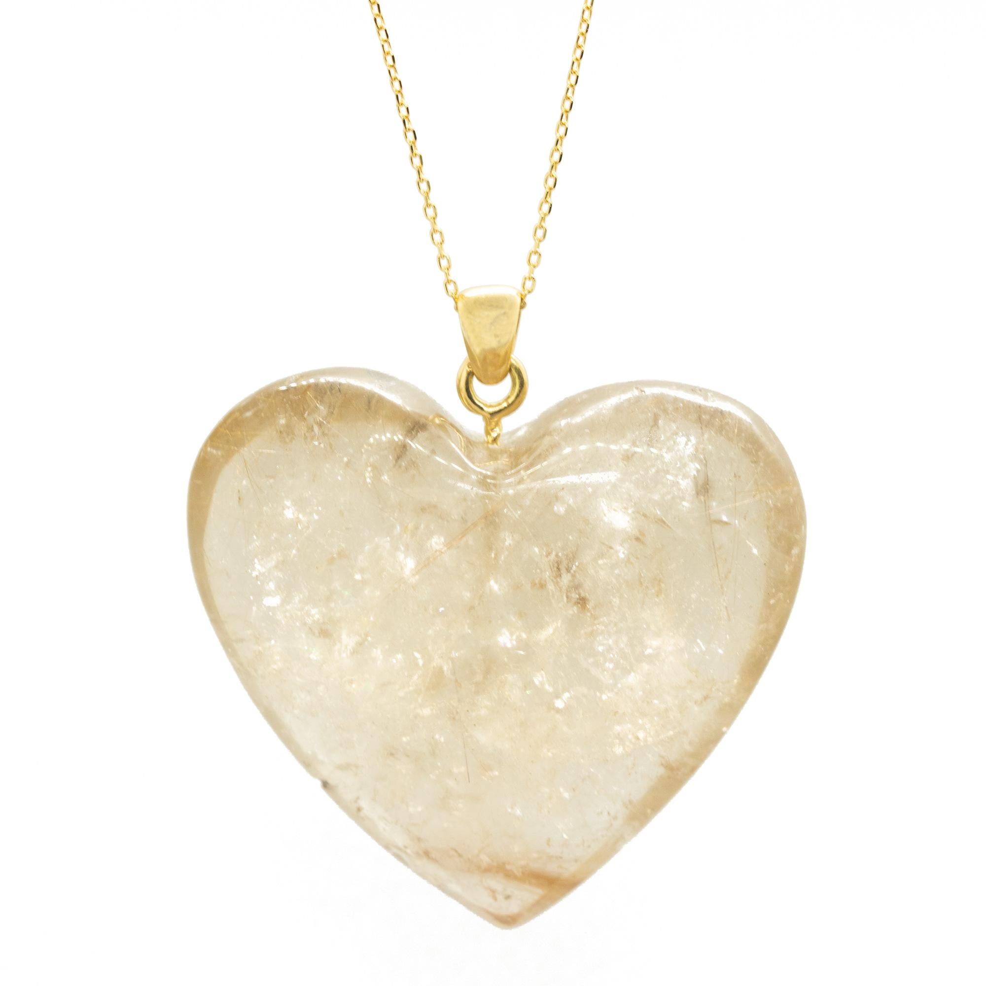 Emportez l'amour partout avec vous ! Ce collier à couper le souffle présente un design doux avec la plus précieuse des pierres précieuses suspendue à une délicate chaîne en or jaune 18 carats. Rejoignez nos designers italiens dans un voyage magique