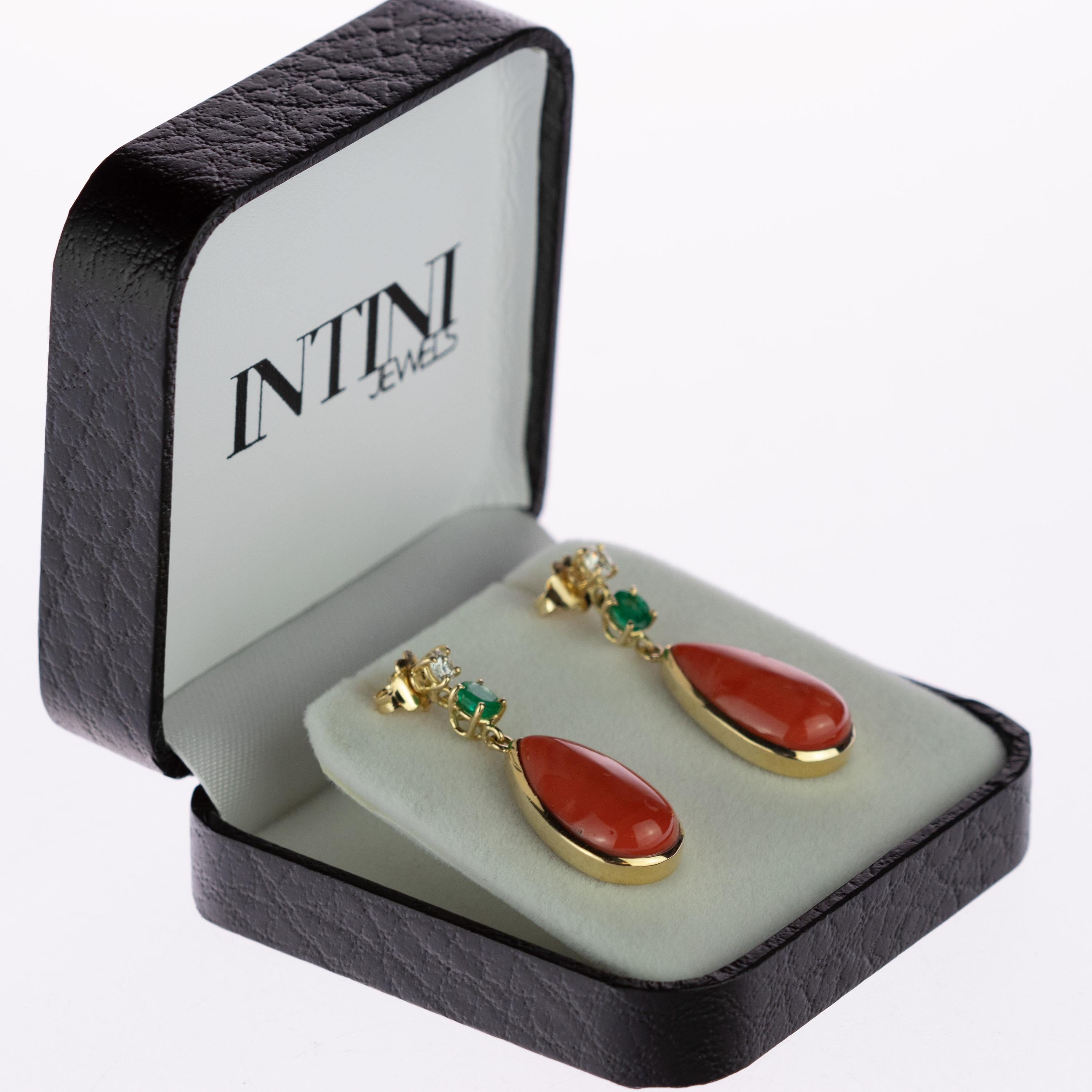 Magnificent salmon coral and emerald earrings surrounded by delicate 18 karat yellow gold details. The creation is made even more precious by two birlliant cut diamonds of the ighest quality. Evoking all the italian tradition resulting in a stunning