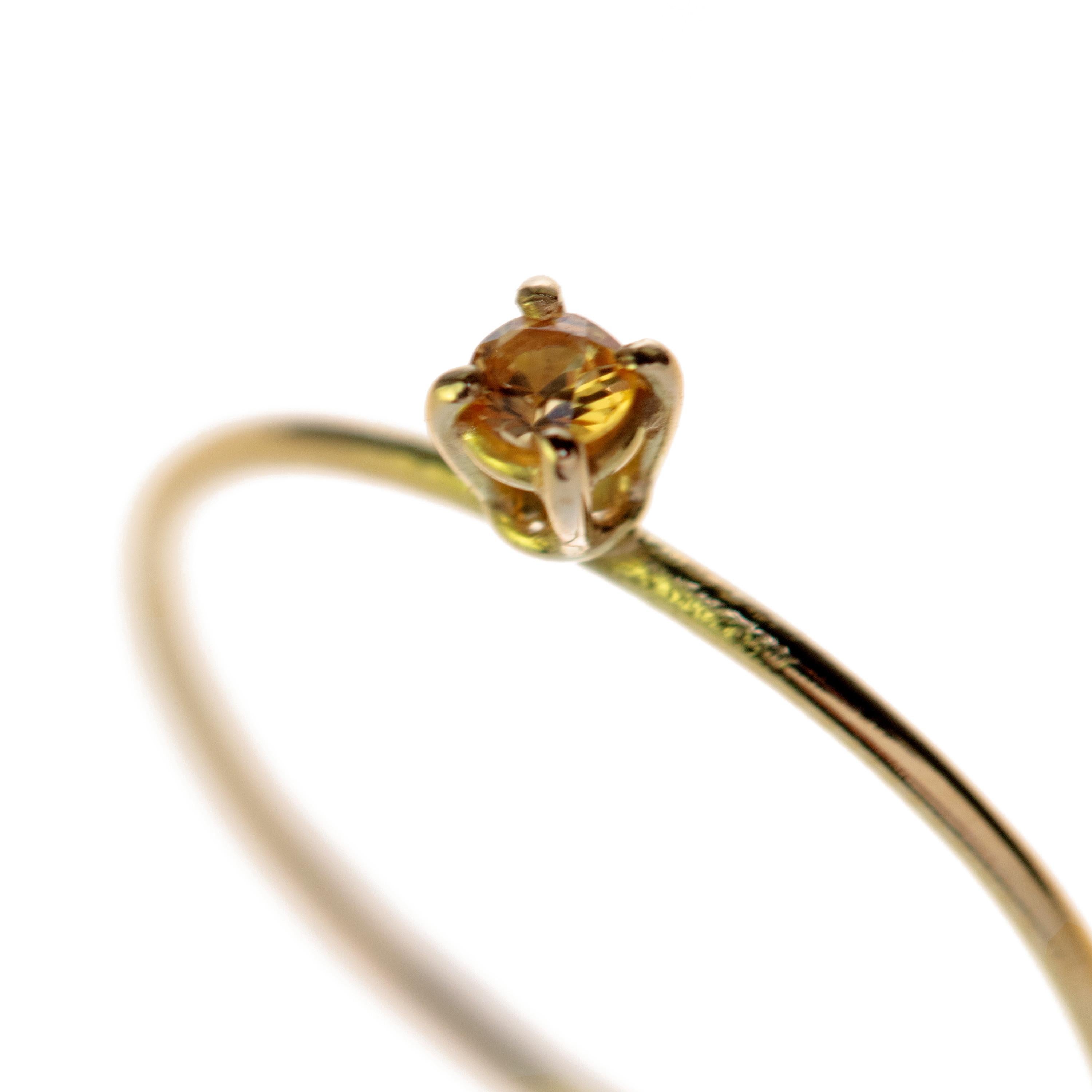 Bijoux en saphir jaune Signature Intini Jewels. Bague moderne et élégante en or jaune 18 carats avec une coupe brillante et de minuscules griffes montées sur l'anneau.

Le saphir jaune représente la grâce et le pouvoir divins. Elle est considérée