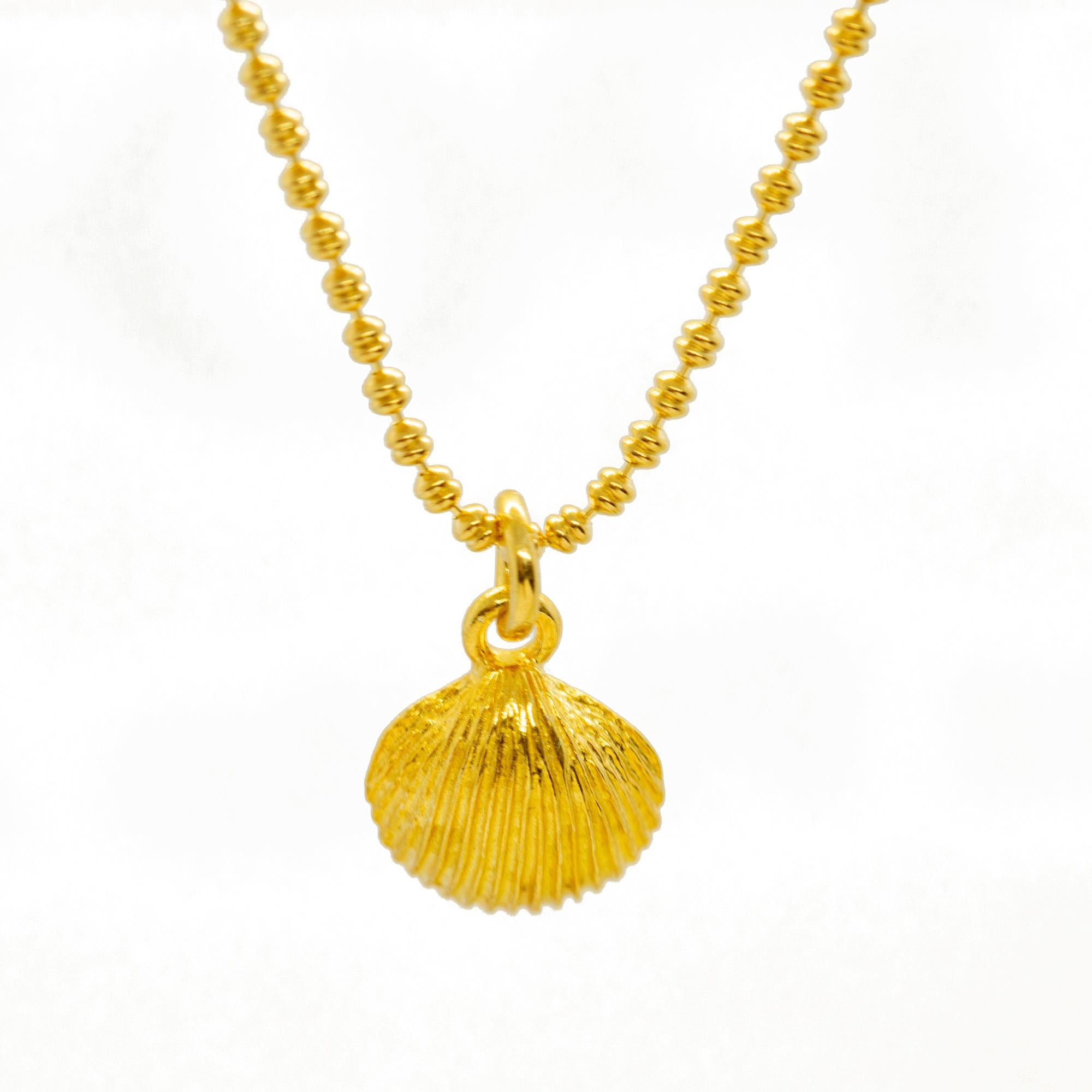 Intini Jewels Muschel-Anhänger für den Sommer in Gold  Platierte Boho-Chic-Halskette, hergestellt in Italien (Art nouveau) im Angebot