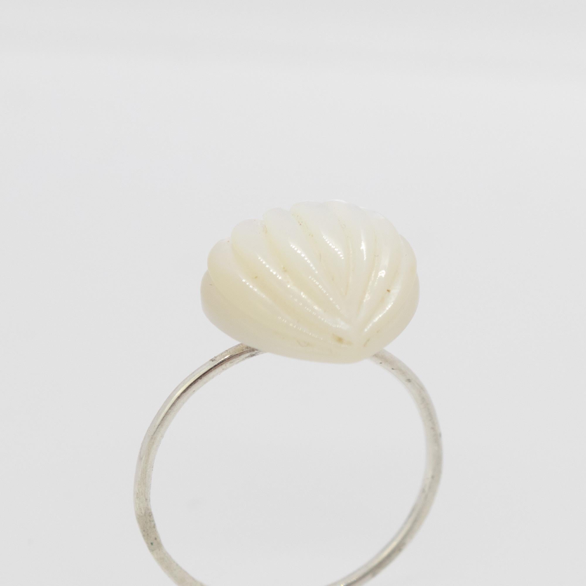 Moderner Cocktail-Ring mit Liebes-Herz in Silber 925er Silber mit geschnitztem Perlmutt von Intini Juwelen (Rundschliff) im Angebot