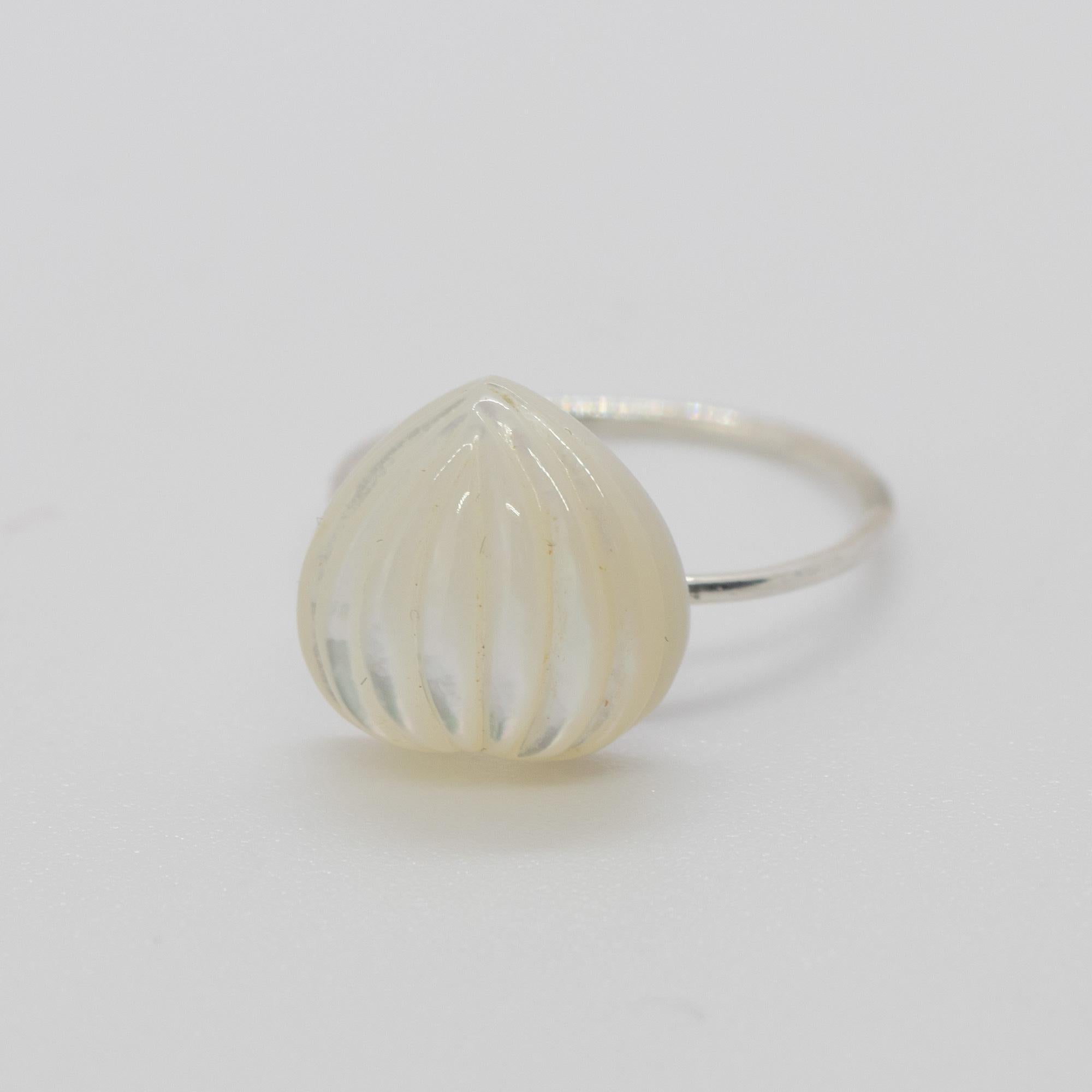 Moderner Cocktail-Ring mit Liebes-Herz in Silber 925er Silber mit geschnitztem Perlmutt von Intini Juwelen im Zustand „Neu“ im Angebot in Milano, IT