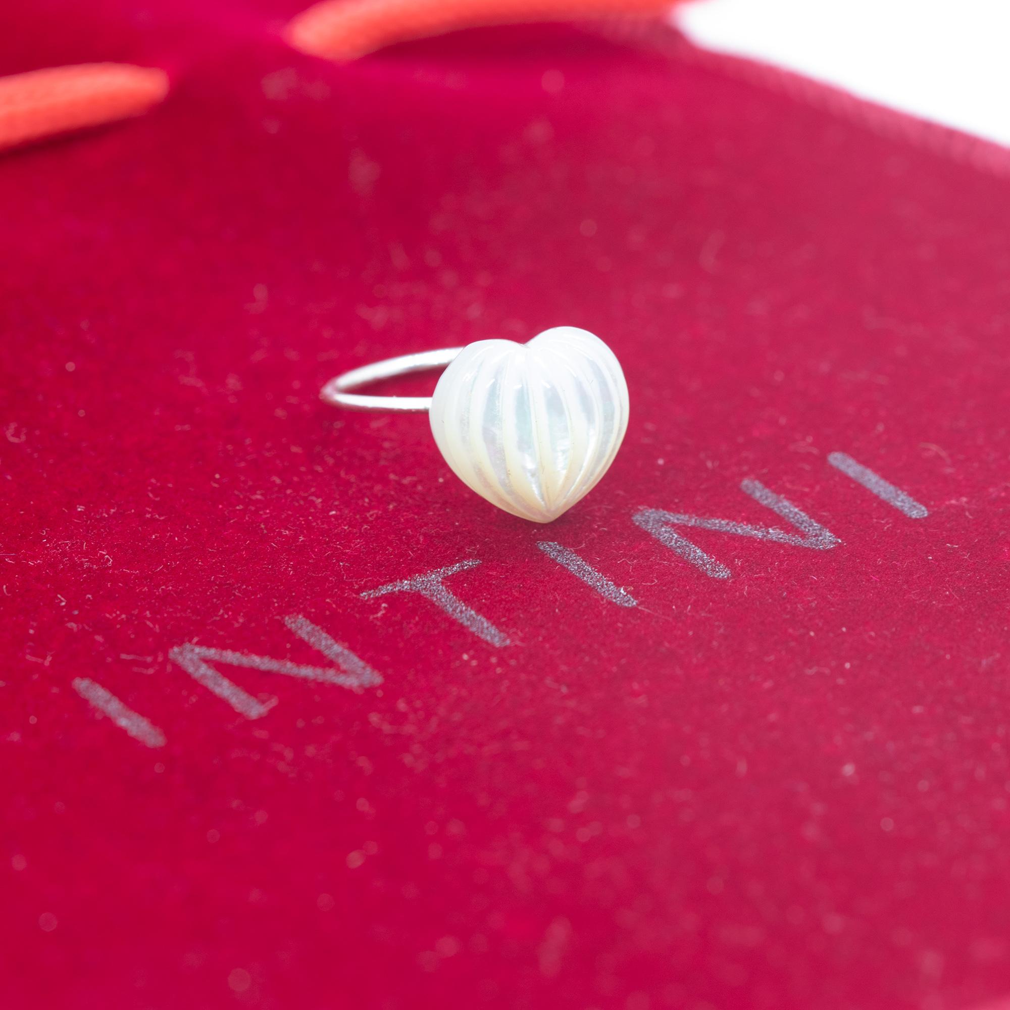 Moderner Cocktail-Ring mit Liebes-Herz in Silber 925er Silber mit geschnitztem Perlmutt von Intini Juwelen im Angebot 1