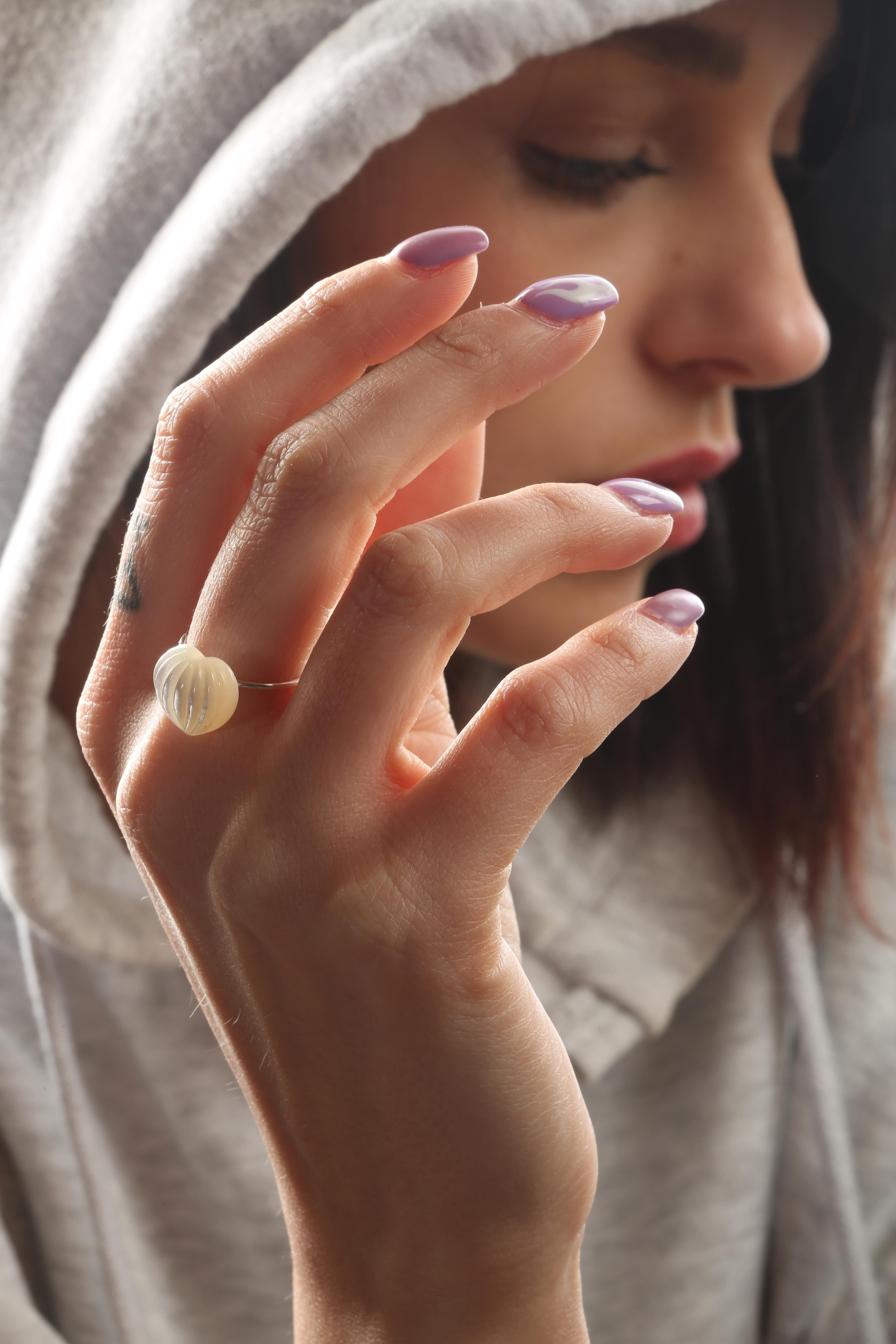 Moderner Cocktail-Ring mit Liebes-Herz in Silber 925er Silber mit geschnitztem Perlmutt von Intini Juwelen im Angebot 2