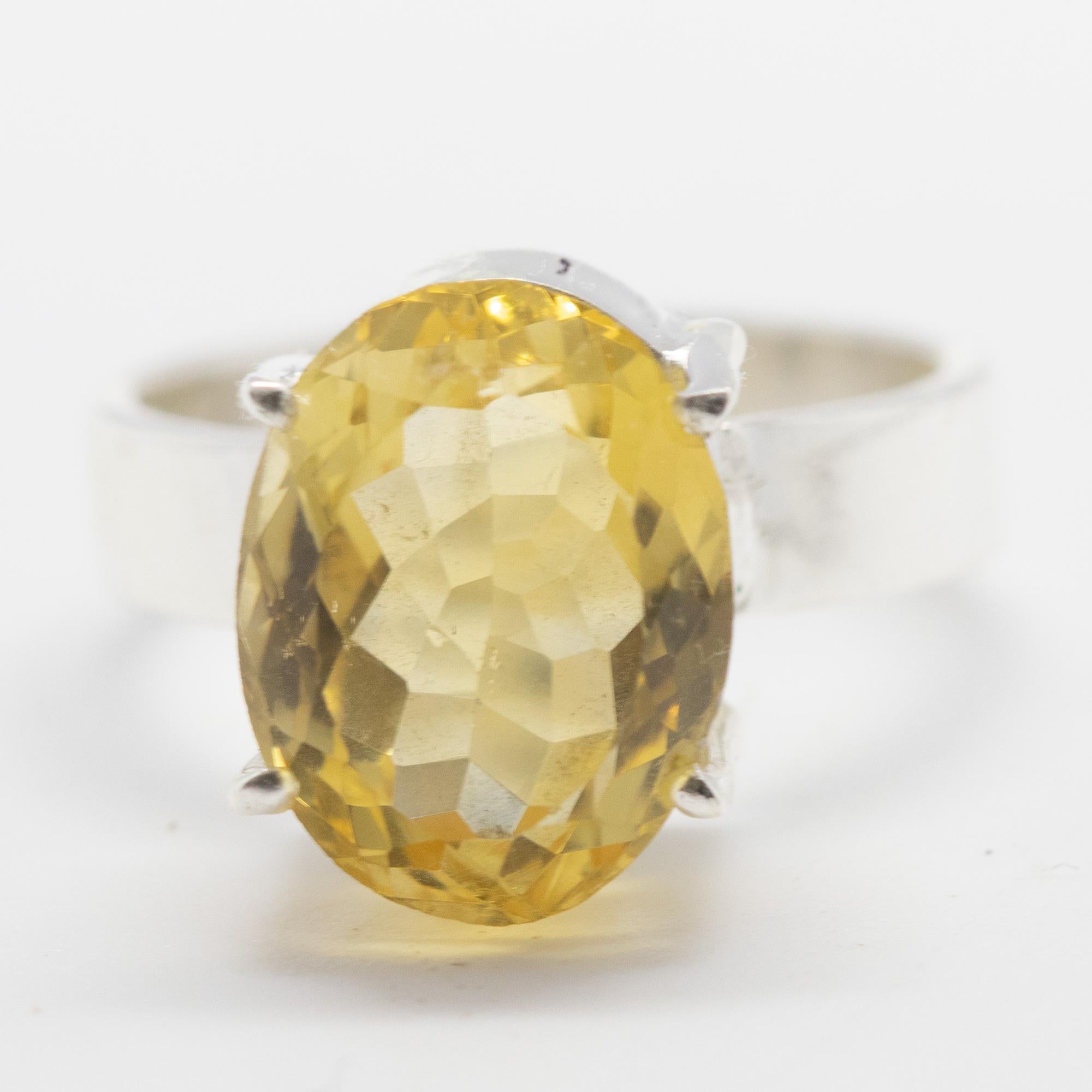 Raro y magnífico citrino natural. El significado del citrino se centra en la prosperidad, la alegría y la energía.

Toma su color de las trazas de hierro del cuarzo y puede ser desde amarillo pálido hasta brillantes tonos de ámbar.

- Montaje en