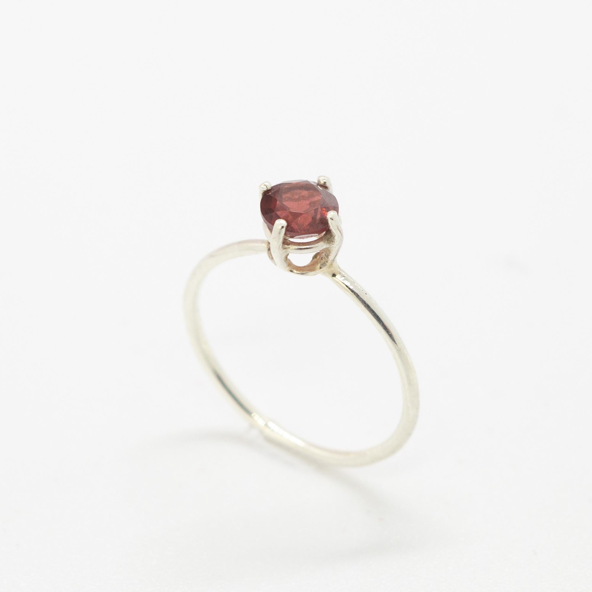 Signatur INTINI Jewels Granatschmuck. Modernes und elegantes Ringdesign aus Sterlingsilber für den täglichen Gebrauch.

- • Sterling Silber 925
- • Roter Granat, Brillantschliff, 5 mm Durchmesser, 0,9 Karat
- • Gesamtgewicht 0,8 g
- • Größe 5 1/3