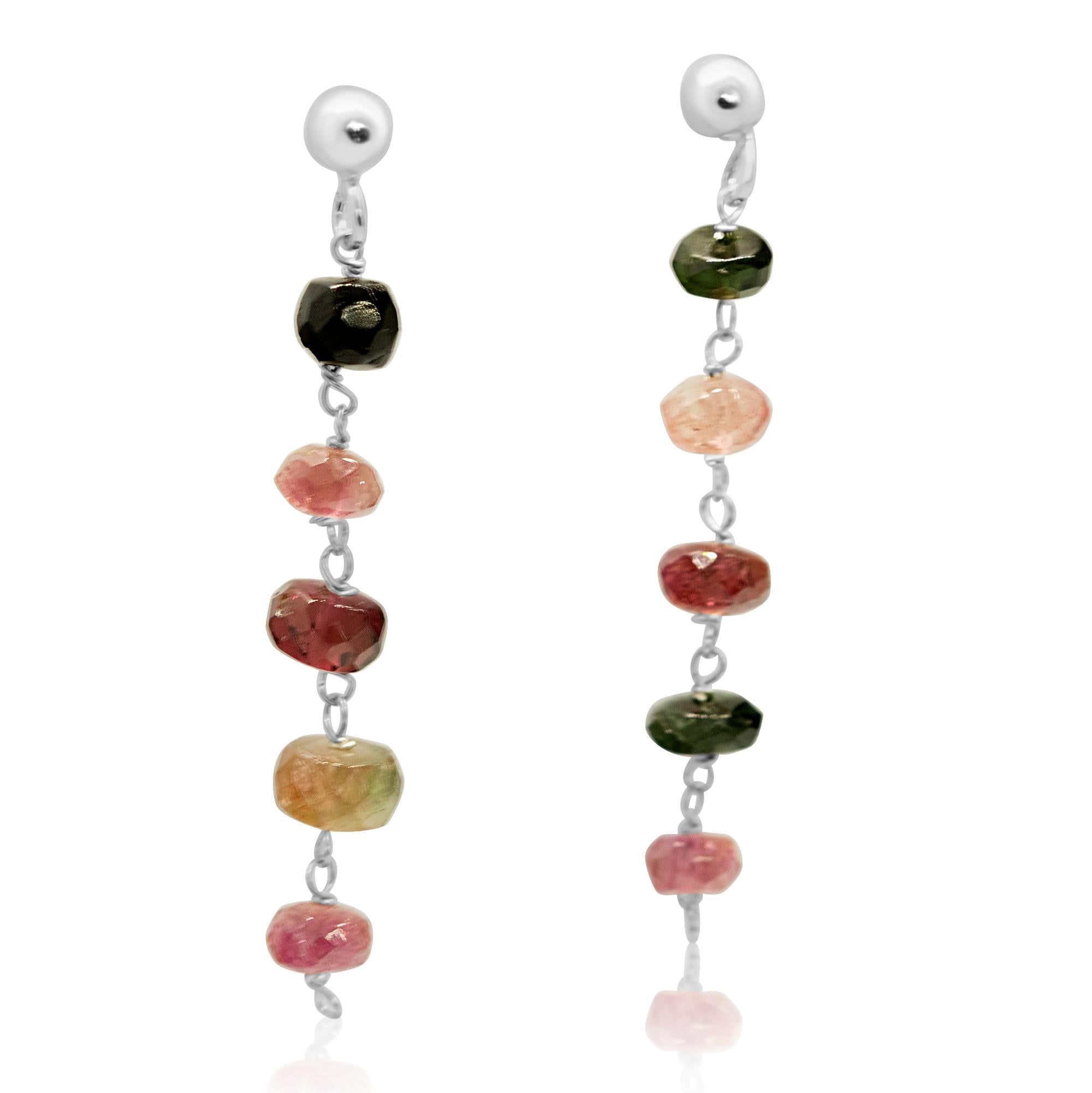 La qualità firmata Intini Jewels su un gioiello dal design moderno e contemporaneo. Splendidi orecchini con tre rondelle di tormalina. Tre colori diversi che si fondono l'uno nell'altro mostrando bellissimi colori sfumati. Impreziosito da una catena