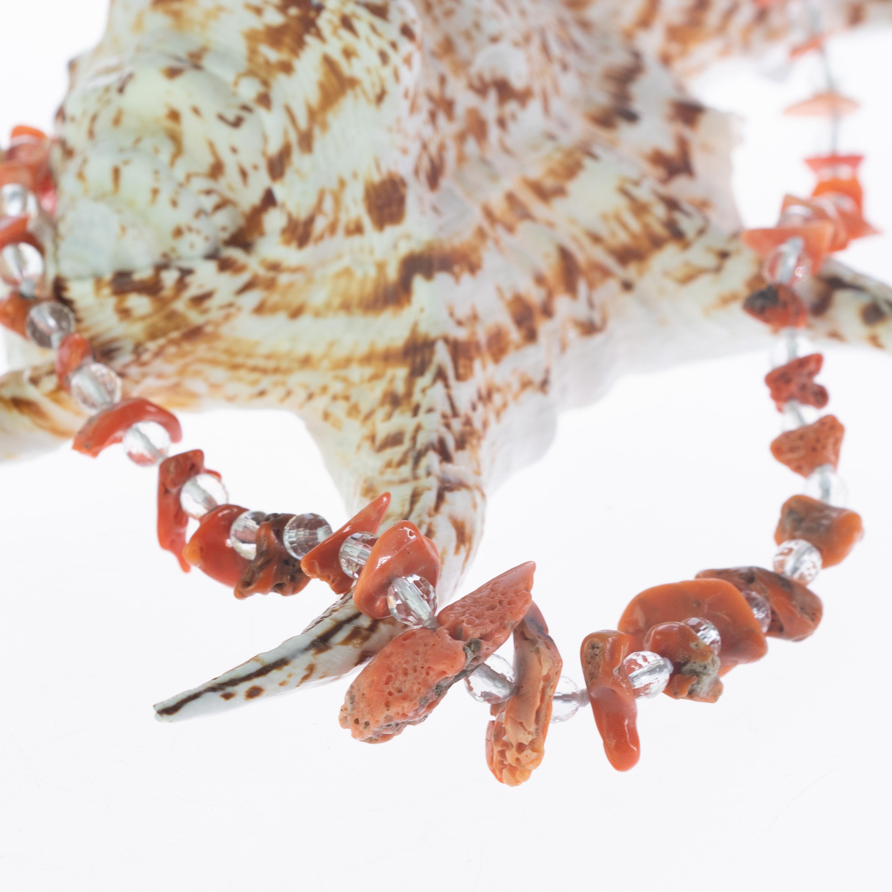 Una collana fantastica per ravvivare i tuoi outfit estivi. Composto da materiali che brillano di luce propria. Realizzato a mano con pietre preziose etiche, questo design moderno è realizzato con corallo rosso e cristallo di rocca. Noi di Intini