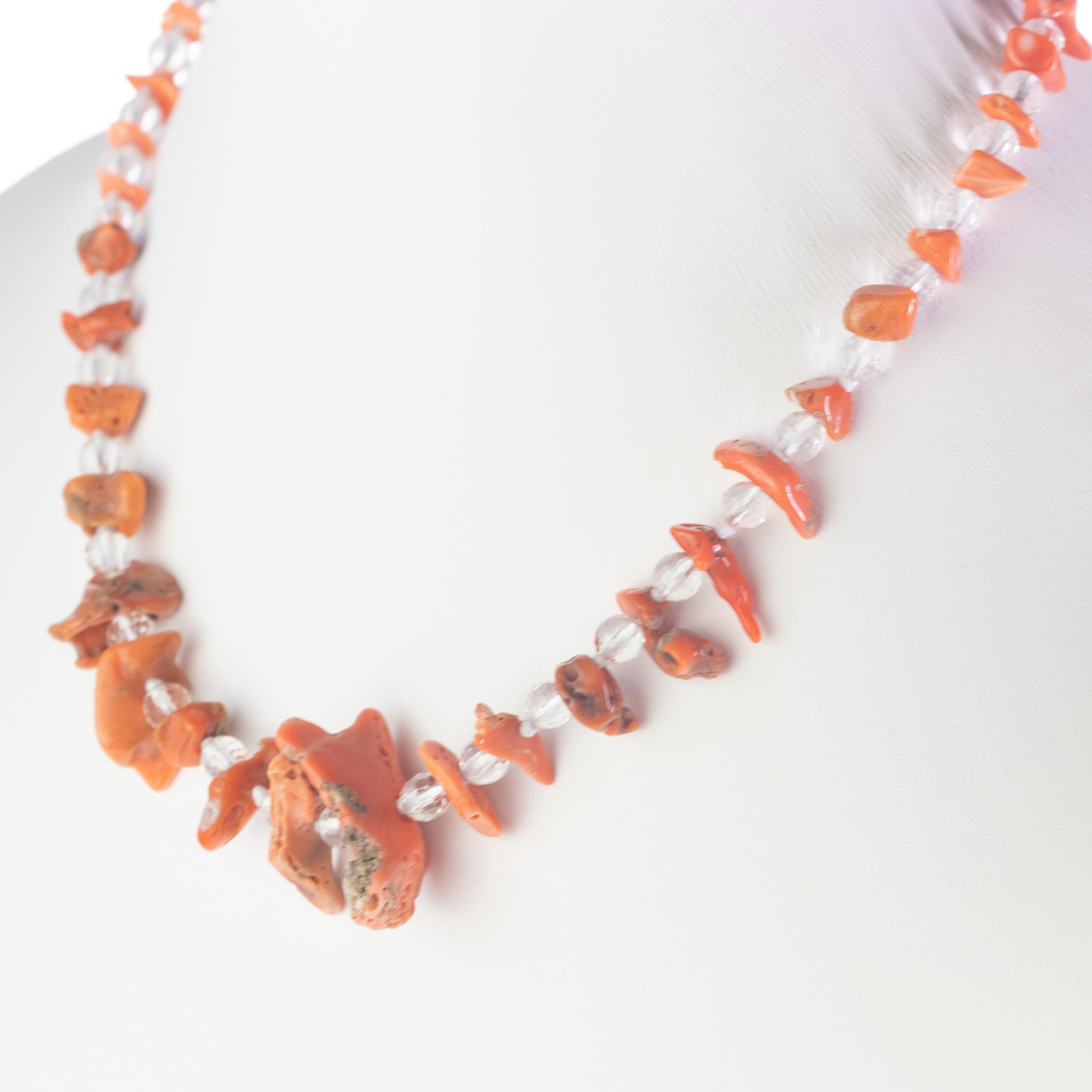 Intini Jewels Collana in argento, cristallo di rocca e corallo naturale, fatta a mano. in vendita 3
