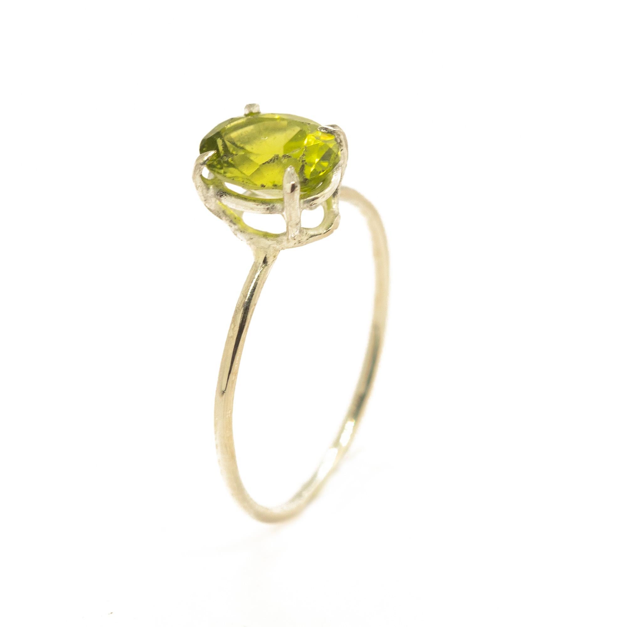 Signature INTINI Jewels Peridot jewellery. Modern and elegant ring design in Sterling Silver for a everyday use.

• Sterling Silver 925
• Green Peridot, faceted oval cut, 8x6 mm, 1.5 carats
• Total Weight 0.9 g
• Size 6 (US), 12 (IT), 52 (FR). Size