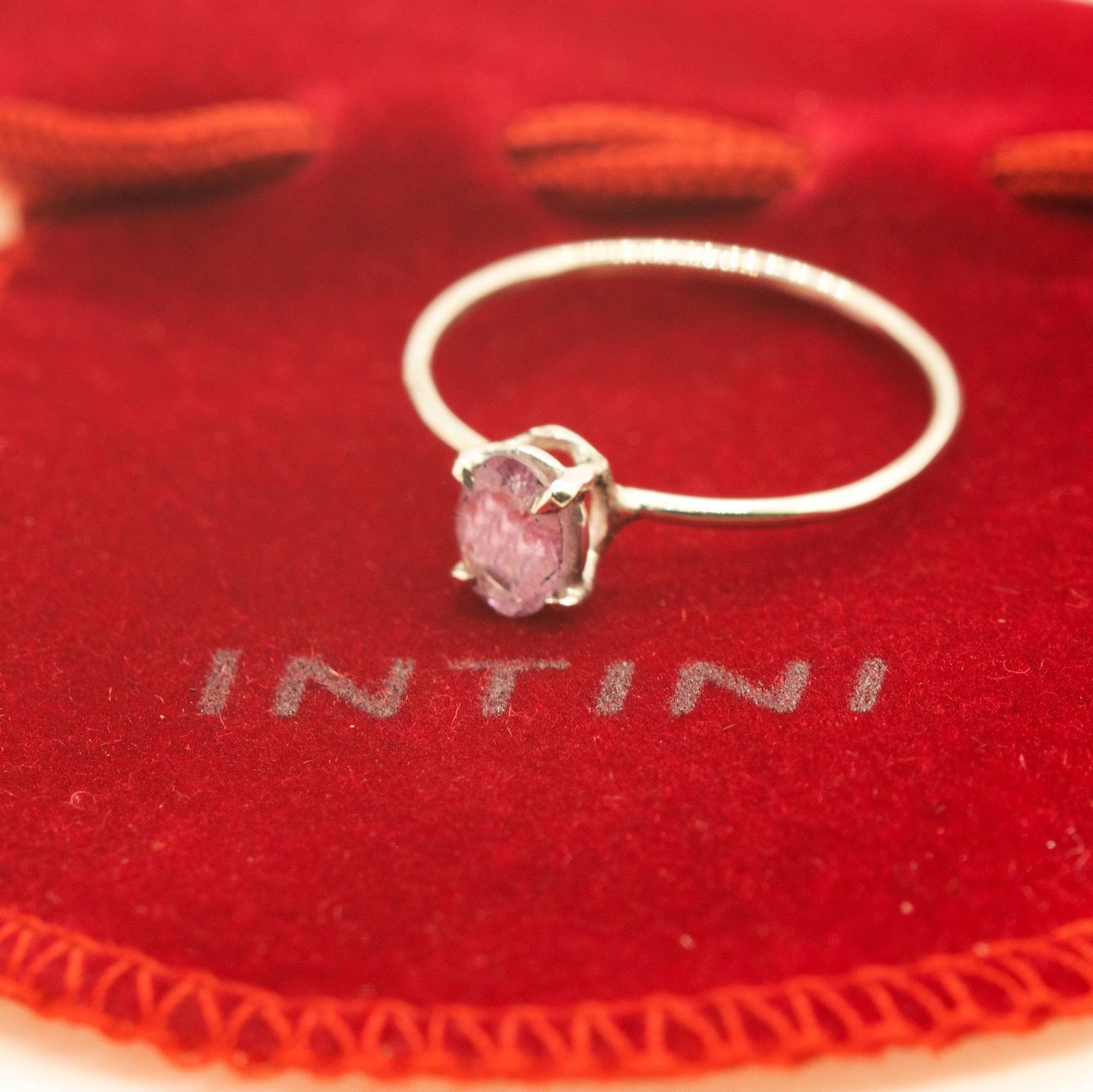 Firma INTINI Jewels Joyas de turmalina. Anillo de diseño moderno y elegante en plata de ley para un uso cotidiano.

- Plata de ley 925
- Peridoto verde, talla oval facetada, 6x5 mm, 1 quilate
- Peso total 0,7 g
- Talla 6 2/3 (US), 14 (IT), 54 (FR).